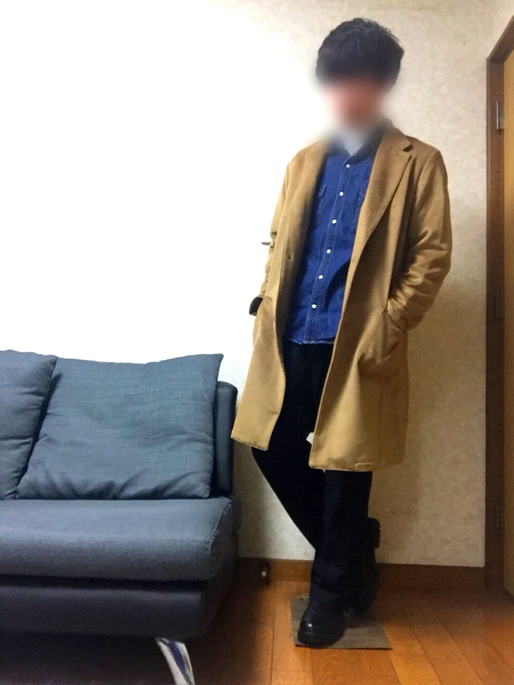 ベージュ系のチェスターコート、ブルー系のデニムジャケット、ホワイト系のTシャツ/カットソーを着用したメンズの冬コーディネートの1枚目の写真