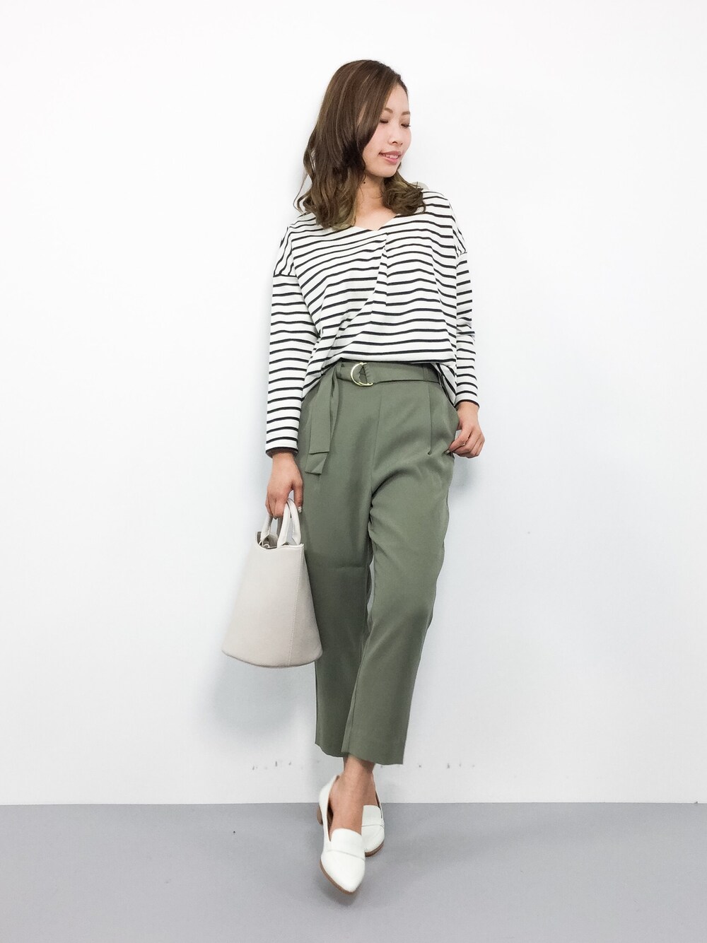 グリーン系のその他パンツ、その他のTシャツ/カットソー、グレー系のトートバッグを着用したレディースの冬コーディネートの1枚目の写真