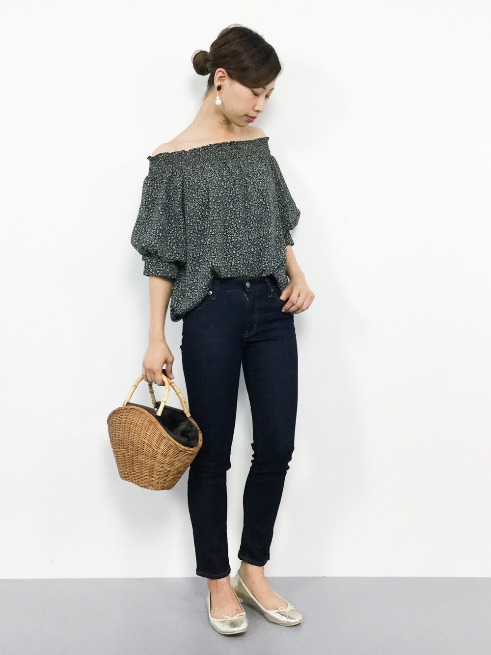 ブラック系のTシャツ/カットソー、ベージュ系のかごバッグを着用したレディースの夏コーディネートの1枚目の写真