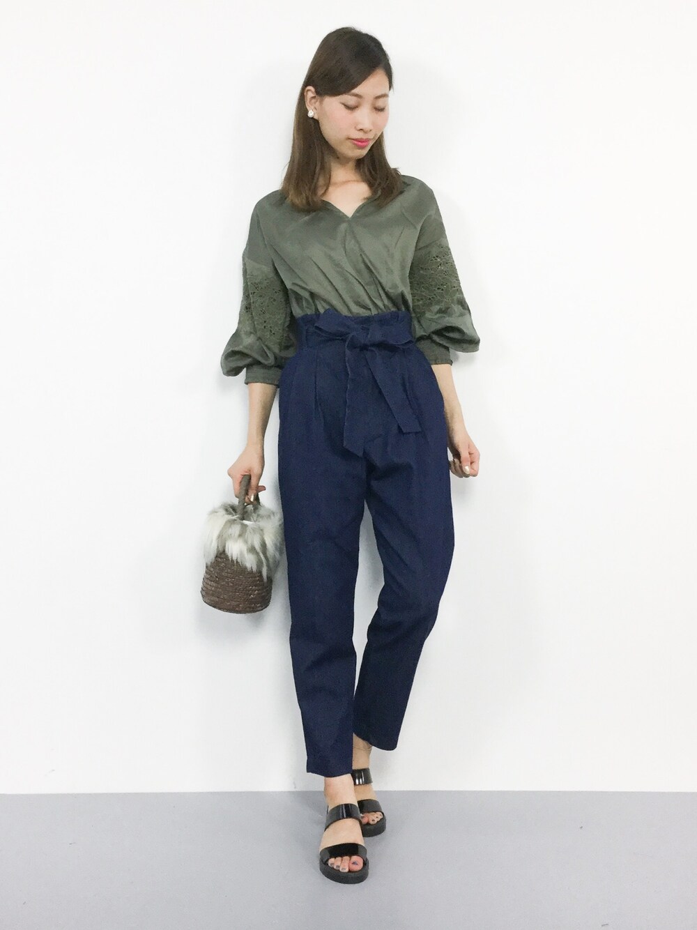 「テーパードパンツ、ファー、デニム、カジュアル、シンプル、レース、カーキ、サンダル、パフスリーブ、オトナ女子」｜「JEANASISのエンブロギャザーブラウス/768763（シャツ/ブラウス、グリーン系）」を使った、KIIさん（レディース・160cm）の夏コーディネートの1枚目の写真