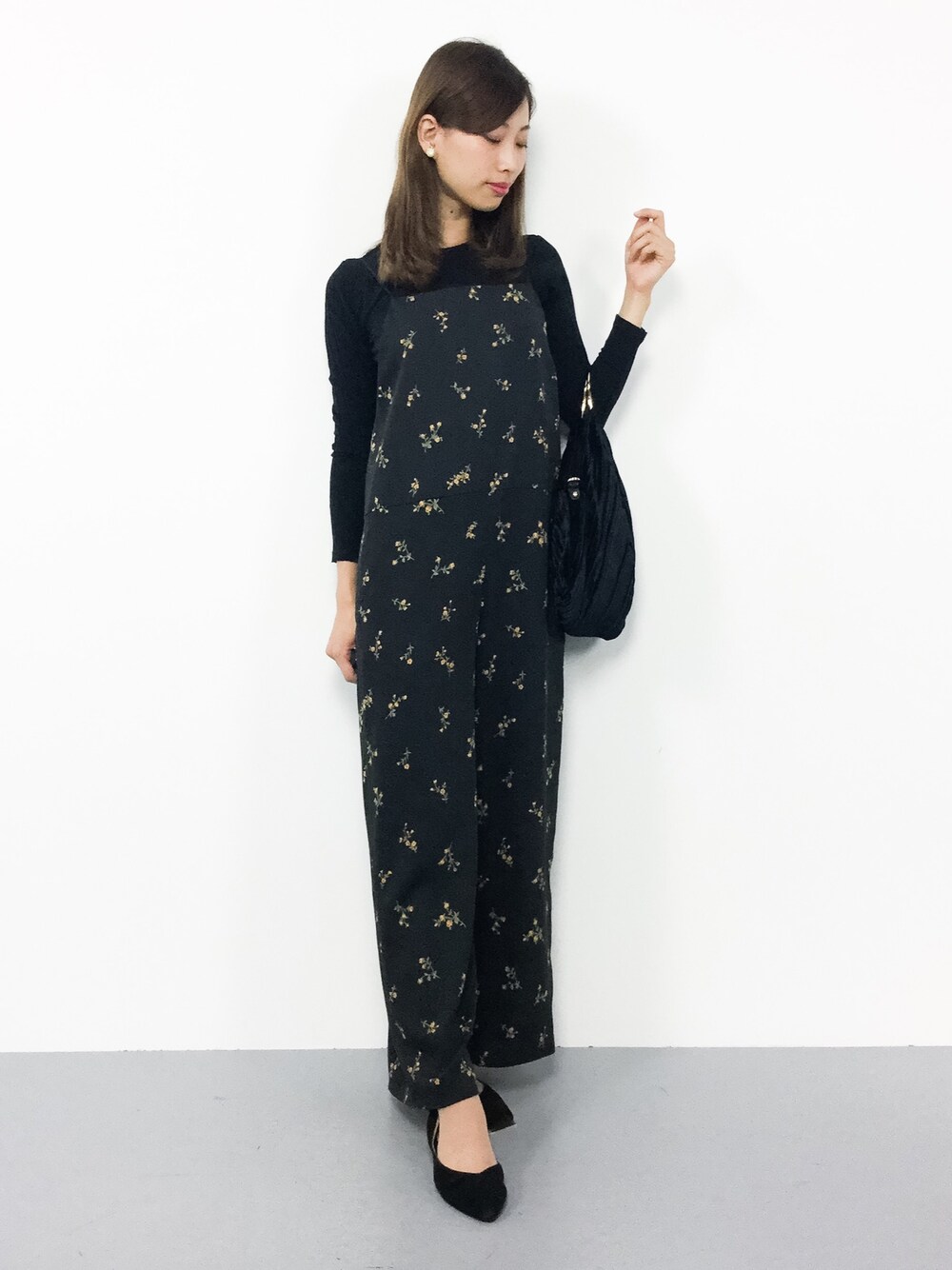 ブラック系のつなぎ/オールインワン、ブラック系のTシャツ/カットソー、ブラック系のショルダーバッグを着用したレディースの秋コーディネートの1枚目の写真