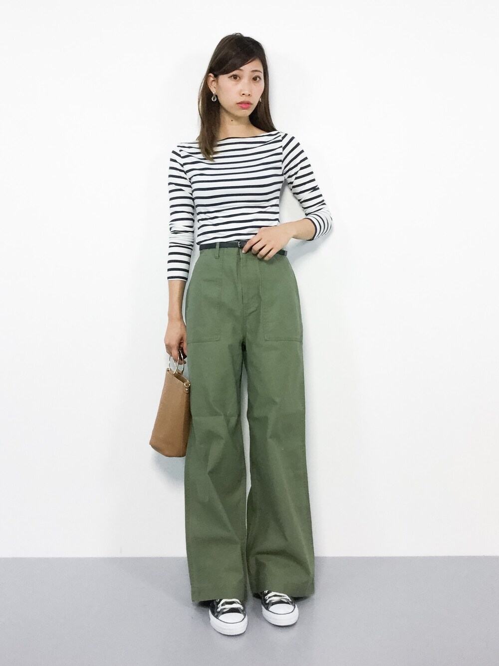 「スニーカー、コンバース、カジュアル、ボーダー、シンプル、カーキ、ベイカーパンツ、ラフ、ボートネック、オトナ女子」｜「coca（coca）のボートネックボーダーカットソー（Tシャツ/カットソー、ブルー系）」を使った、KIIさん（レディース・160cm）の秋コーディネートの1枚目の写真