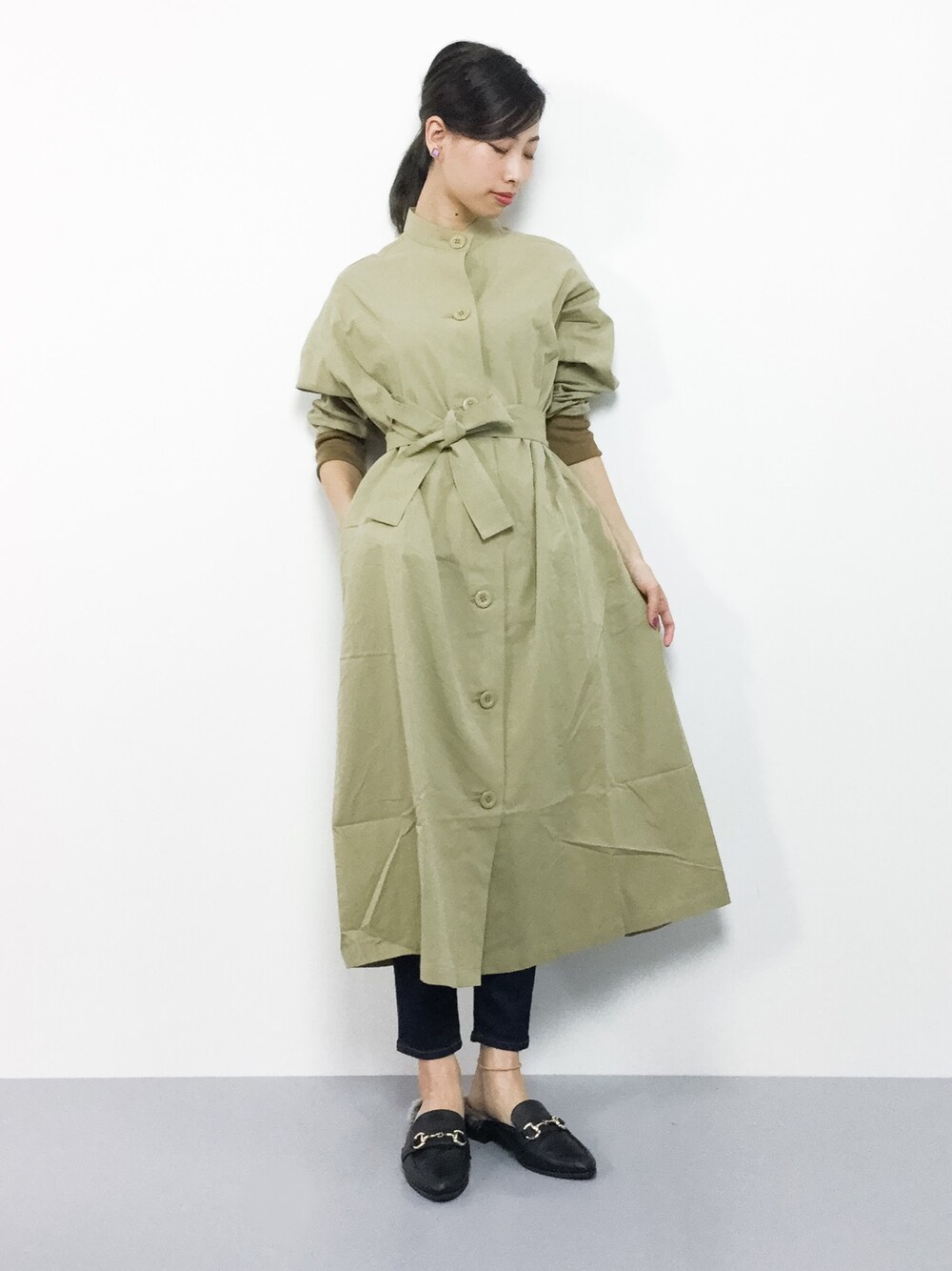 「コート、デニム、アウター、カジュアル、シンプル、ステンカラーコート、秋服、ライトアウター、秋コーデ」｜「mysticのスタンドカラーガウンコート（ステンカラーコート、ベージュ系）」を使った、KIIさん（レディース・160cm）の秋コーディネートの1枚目の写真