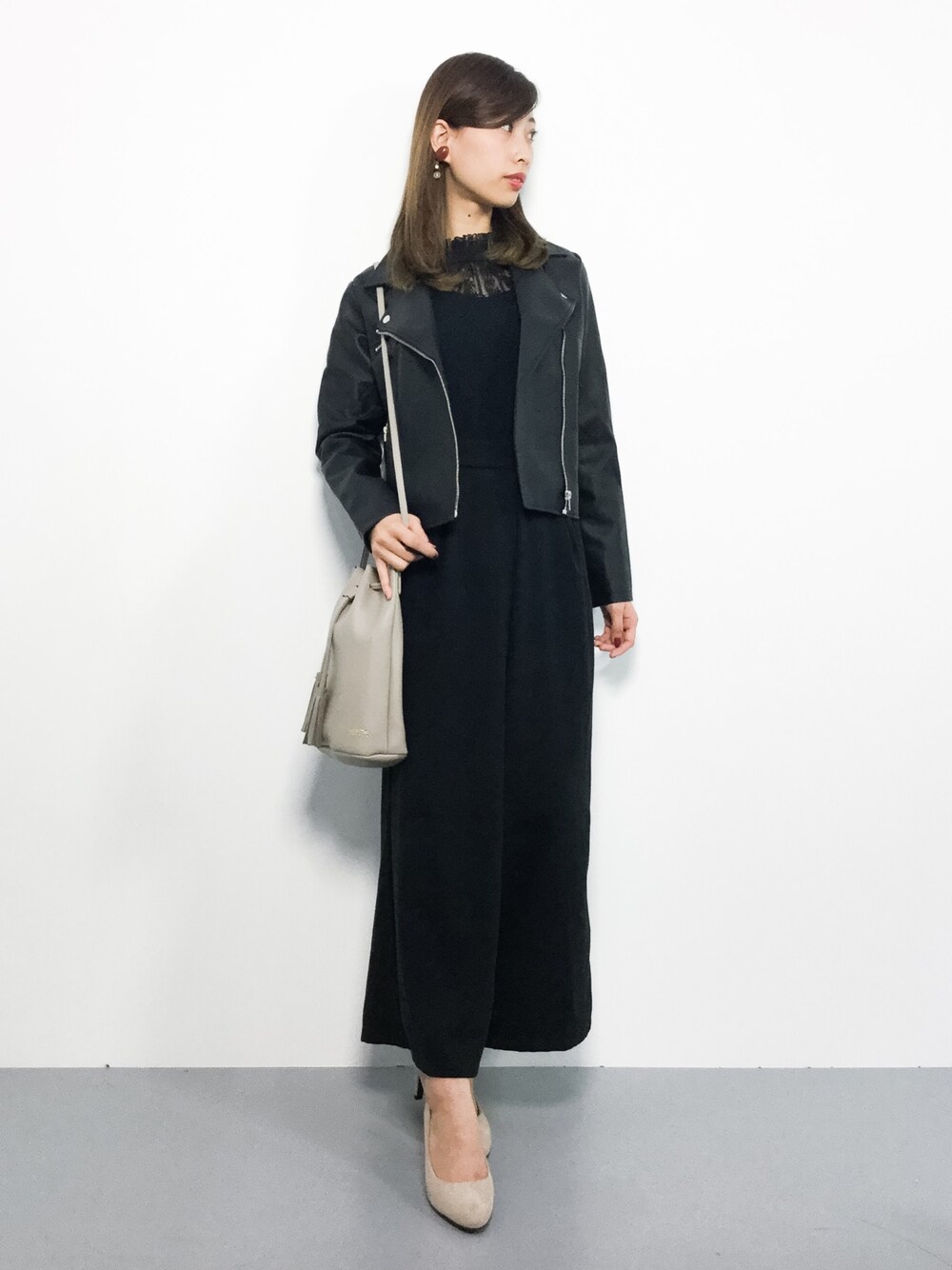 ブラック系のライダースジャケット、ブラック系のTシャツ/カットソー、ブラック系のその他パンツを着用したレディースの秋コーディネートの1枚目の写真