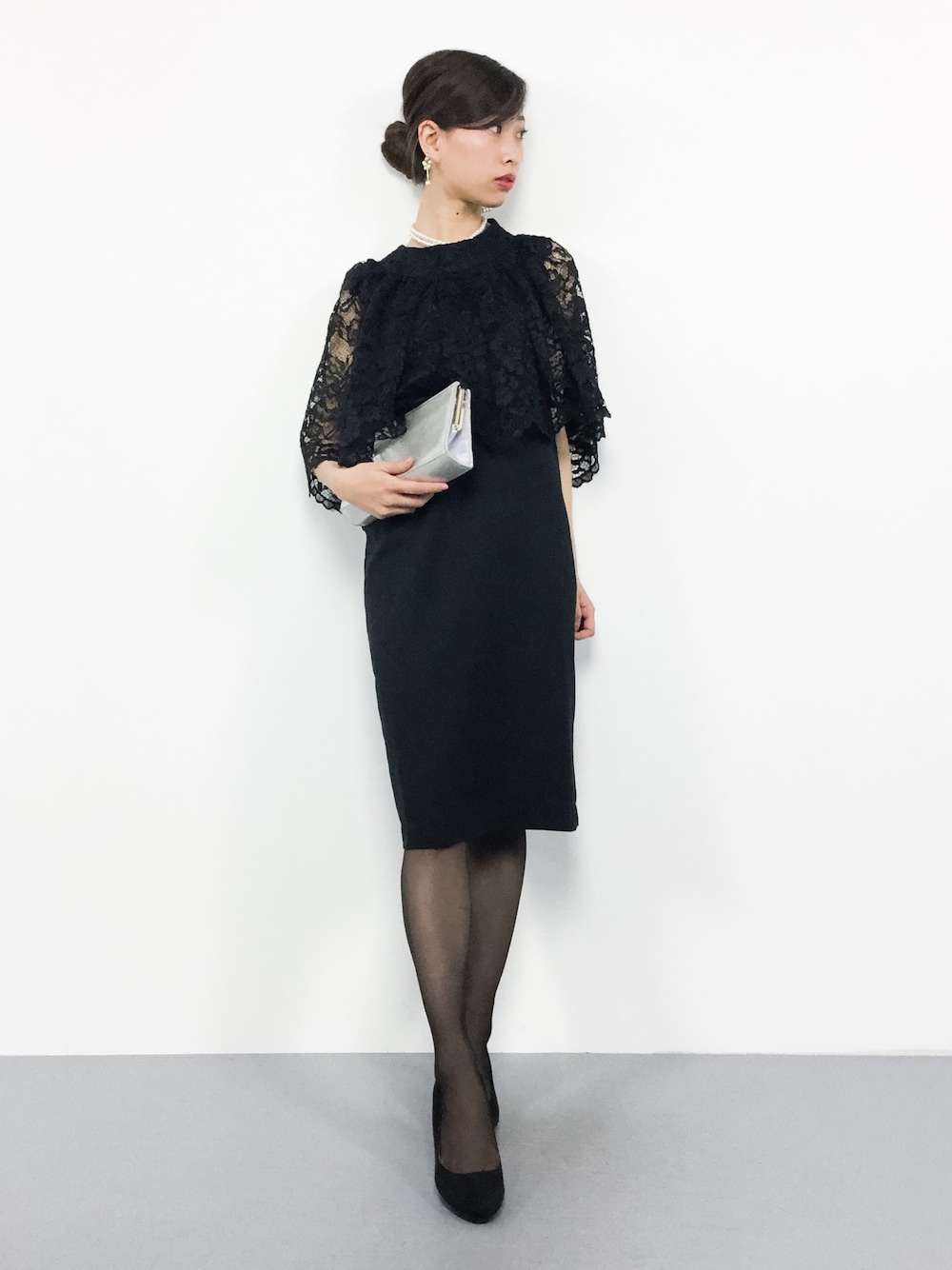 ブラック系のドレスを着用したレディースの冬コーディネートの1枚目の写真