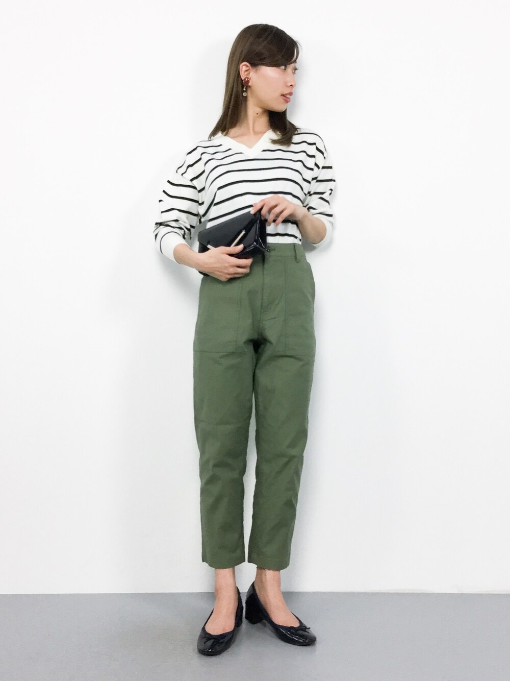 「ニット、カジュアル、シンプル、ゆるニット、カーキ、ワイドパンツ、ベイカーパンツ、ラフ、ボーダートップス、春コーデ」｜「UNRELISHの【洗濯機で洗える！】カラバリ豊富ゆるVネックニット（ニット/セーター、ホワイト系）」を使った、KIIさん（レディース・160cm）の冬コーディネートの1枚目の写真