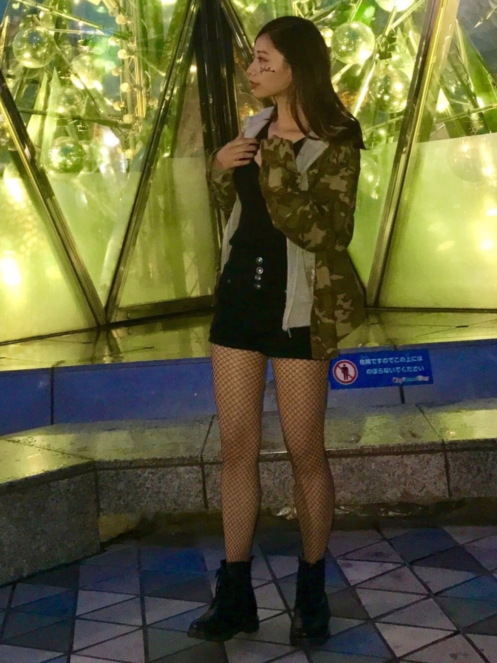 グリーン系のシャツ/ブラウス、グレー系のパーカー、ブラック系のニット/セーターを着用したレディースの秋コーディネートの1枚目の写真