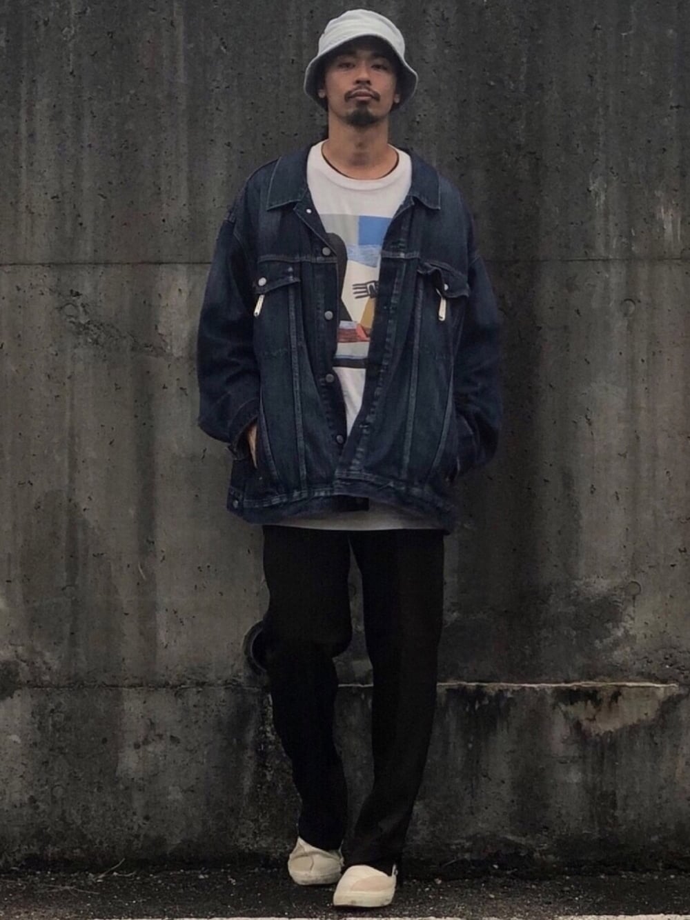 「ビックシルエット、Gジャン、スリットパンツ、スタプレ、ブラウン、ストリートファッション、30代コーデ、パパコーデ、ピカソTシャツ、相互フォローしましょう！」｜「Levi'sのアイテム（デニムジャケット、ブルー系）」を使った、Genki Nakamuraさん（メンズ・179cm）の秋コーディネートの1枚目の写真