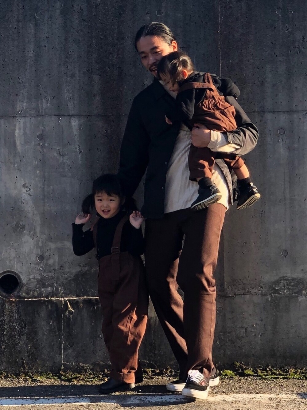 「やっぱりストリートが好き、プチプラ、オトナカシュアル、ブラウンコーデ、リンクコーデ、おやこーで。、パパコーデ、オトナカジュアル、コーチジャケット、30代コーデ」｜「ciaopanicoutletのアイテム（Tシャツ/カットソー、ベージュ系）」を使った、Genki Nakamuraさん（メンズ・179cm）の秋コーディネートの1枚目の写真