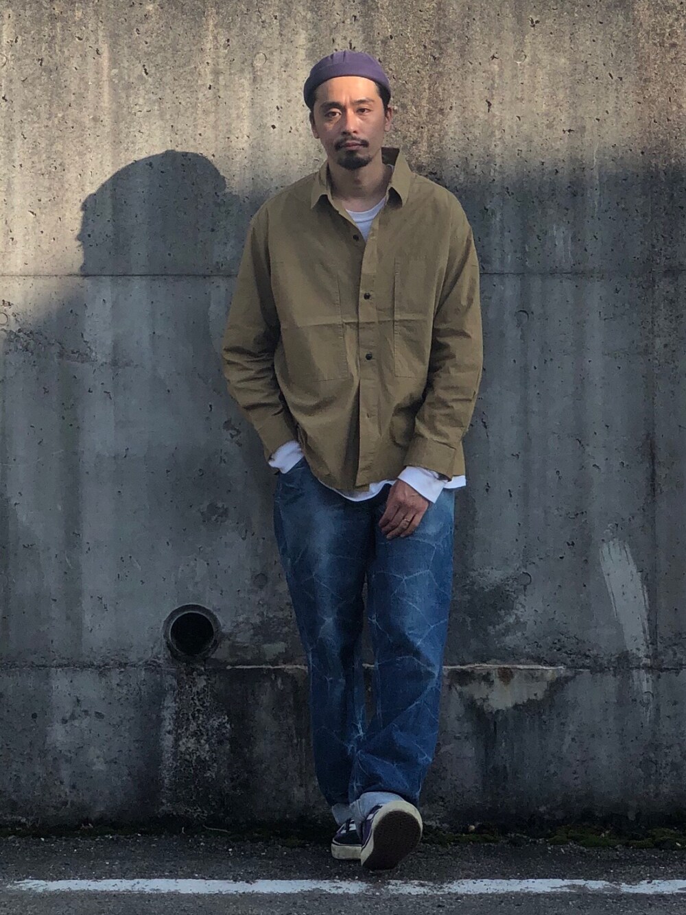 「おしゃれさんと繋がりたい、シンプルコーデ、ビッグシルエット、カジュアルコーデ、古着MIX、オトナカジュアル、30代コーデ、パパコーデ、ワークシャツ、VANS」｜「CIAOPANICのBIGワークシャツジャケット/ビッグシルエット/オーバーシャツ（シャツ/ブラウス、ベージュ系）」を使った、Genki Nakamuraさん（メンズ・179cm）の春コーディネートの1枚目の写真