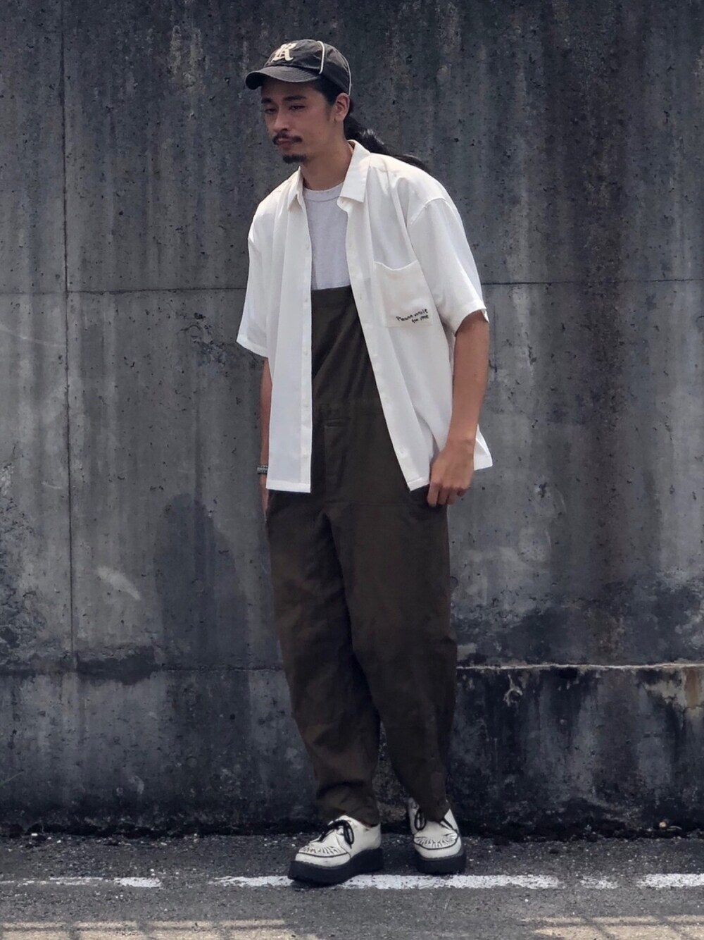 「お洒落さんとつながりたい、ストリート、楽チンコーデ、シャツ、ブラウンコーデ、休日スタイル、オーバーオール、古着MIX、古着コーデ、パパコーデ」｜「VINTAGEのアイテム（サロペット/オーバーオール、ブラウン系）」を使った、Genki Nakamuraさん（メンズ・179cm）の夏コーディネートの1枚目の写真