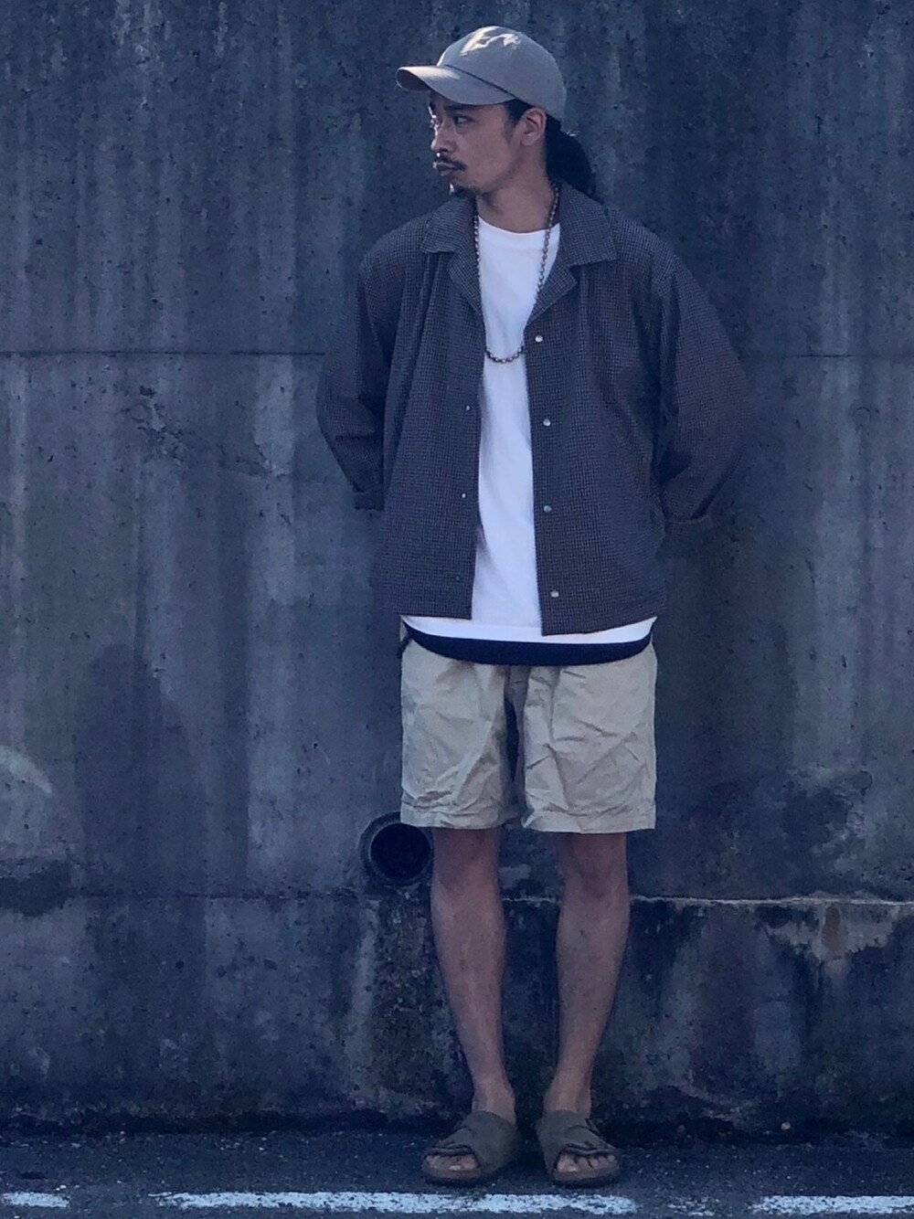 ブラウン系のジャケット/アウター、ホワイト系のTシャツ/カットソー、ベージュ系のサンダルを着用したメンズの夏コーディネートの1枚目の写真