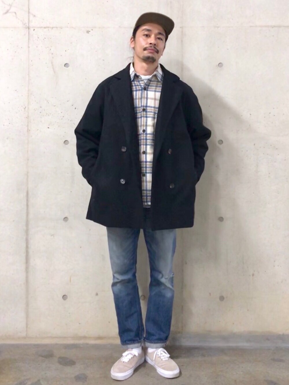 「シンプルコーデ、冬、カジュアルコーデ、大人カジュアル、ピーコート、ビッグシルエット、オーバーサイズ、デニム、チェックシャツ、パパコーデ」｜「VANSのアイテム（スニーカー、ベージュ系）」を使った、Genki Nakamuraさん（メンズ・179cm）の冬コーディネートの1枚目の写真