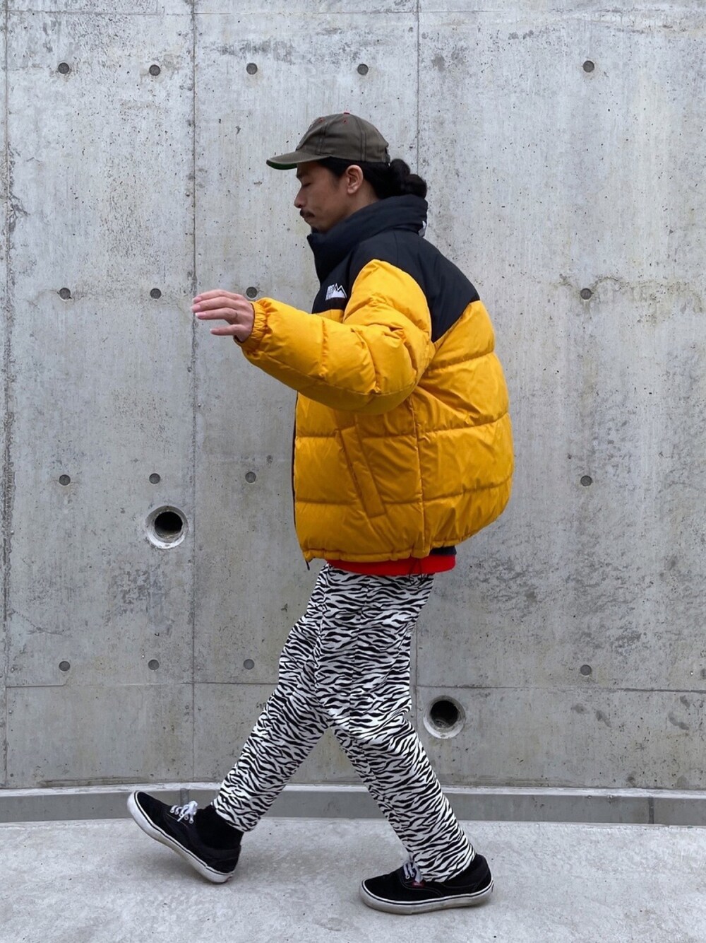 「ダウンジャケット、ゼブラ柄、ストリート、ストリートMIX、シェフパンツ、柄パンツ、スニーカー、イエロー、ストリートコーデ、30代コーデ」｜「FIRST DOWNの【FIRST DOWN/ファーストダウン】リバーシブルダウンジャケット（ダウンジャケット/コート、イエロー系）」を使った、Genki Nakamuraさん（メンズ・179cm）の冬コーディネートの1枚目の写真