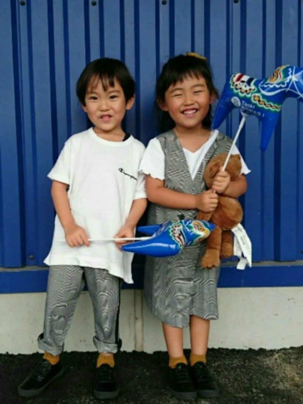 「双子コーデ、グレンチェック、キッズファッション、おそろいコーデ、おしゃれさんと繋がりたい、双子、秋服準備はじめました」｜「green label relaxingのアイテム（Tシャツ/カットソー、ホワイト系）」を使った、harunさん（キッズ・100cm）の秋コーディネートの1枚目の写真