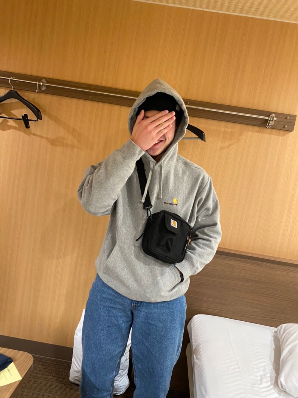 「CarharttのCARHARTT HOODED AMERICAN SCRIPT SWEAT（パーカー、グレー系）」を使った、たこさん（メンズ・175cm）の春コーディネートの1枚目の写真