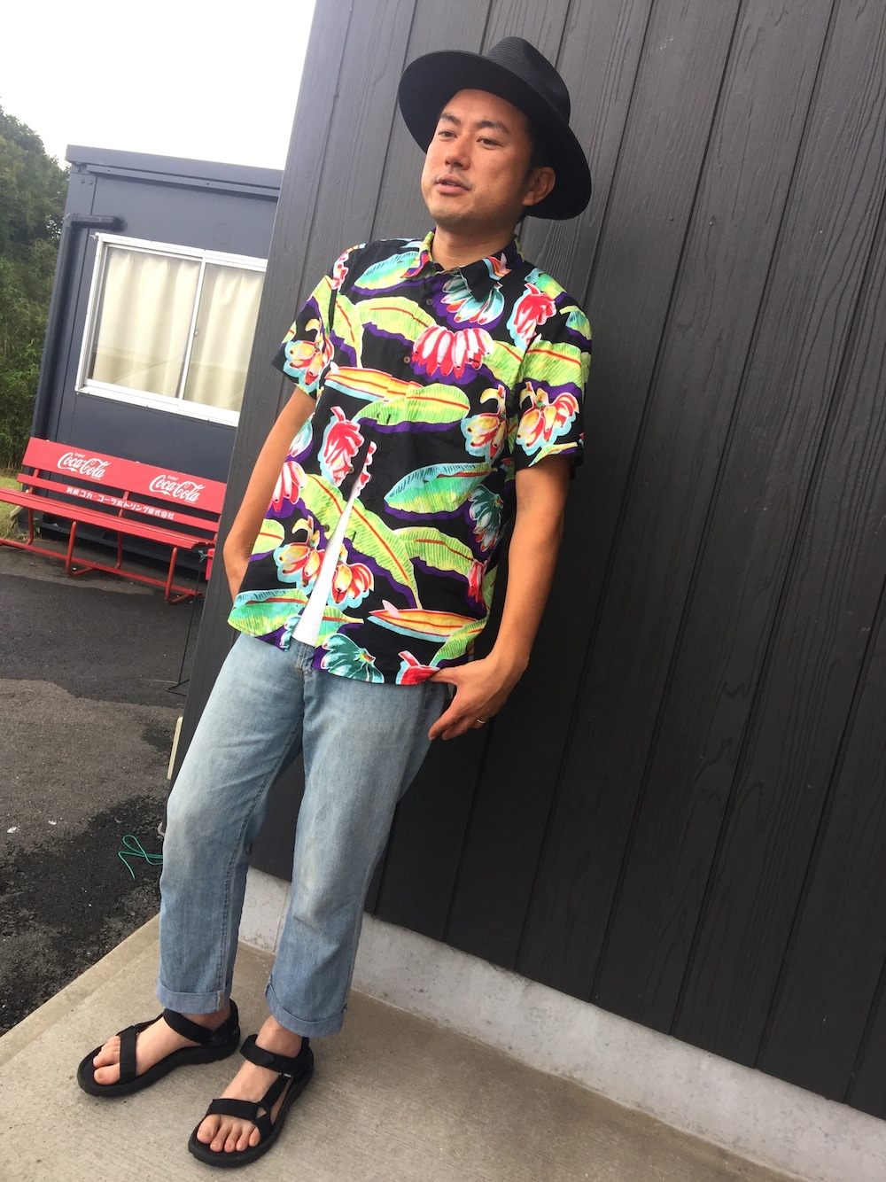 「夏コーデ、teva、アロハシャツ、パタロハ、パタゴニア、ブラックコーデ、サーフ、海」｜「graceのアイテム（ハット、ブラック系）」を使った、Michiさん（メンズ・177cm）の夏コーディネートの1枚目の写真
