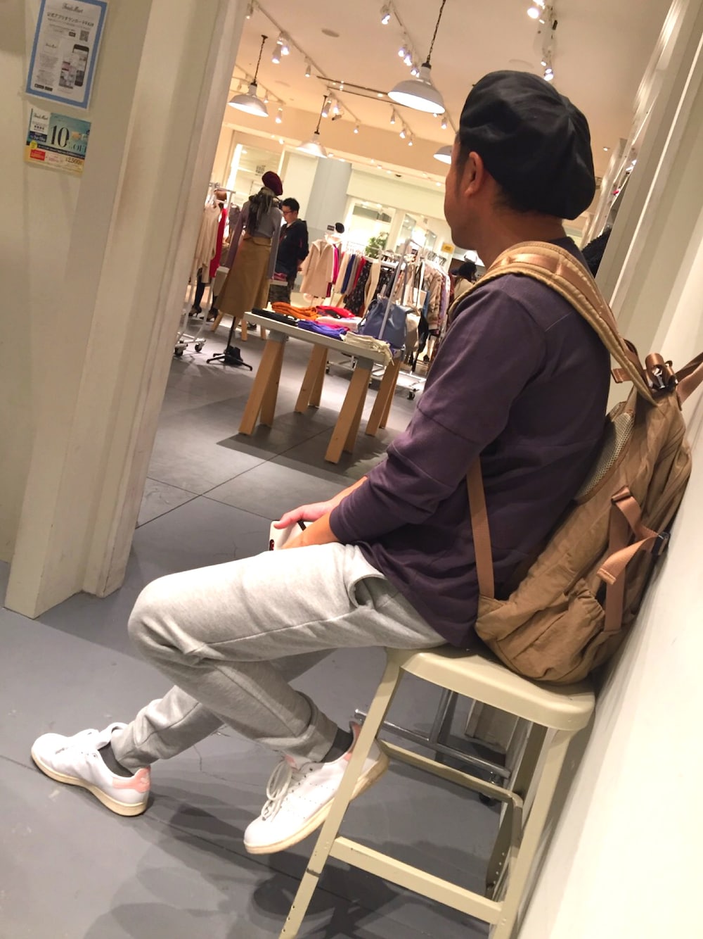 グレー系のTシャツ/カットソー、ブラック系のスウェットパンツ、ホワイト系のスニーカーを着用したメンズの秋コーディネートの1枚目の写真