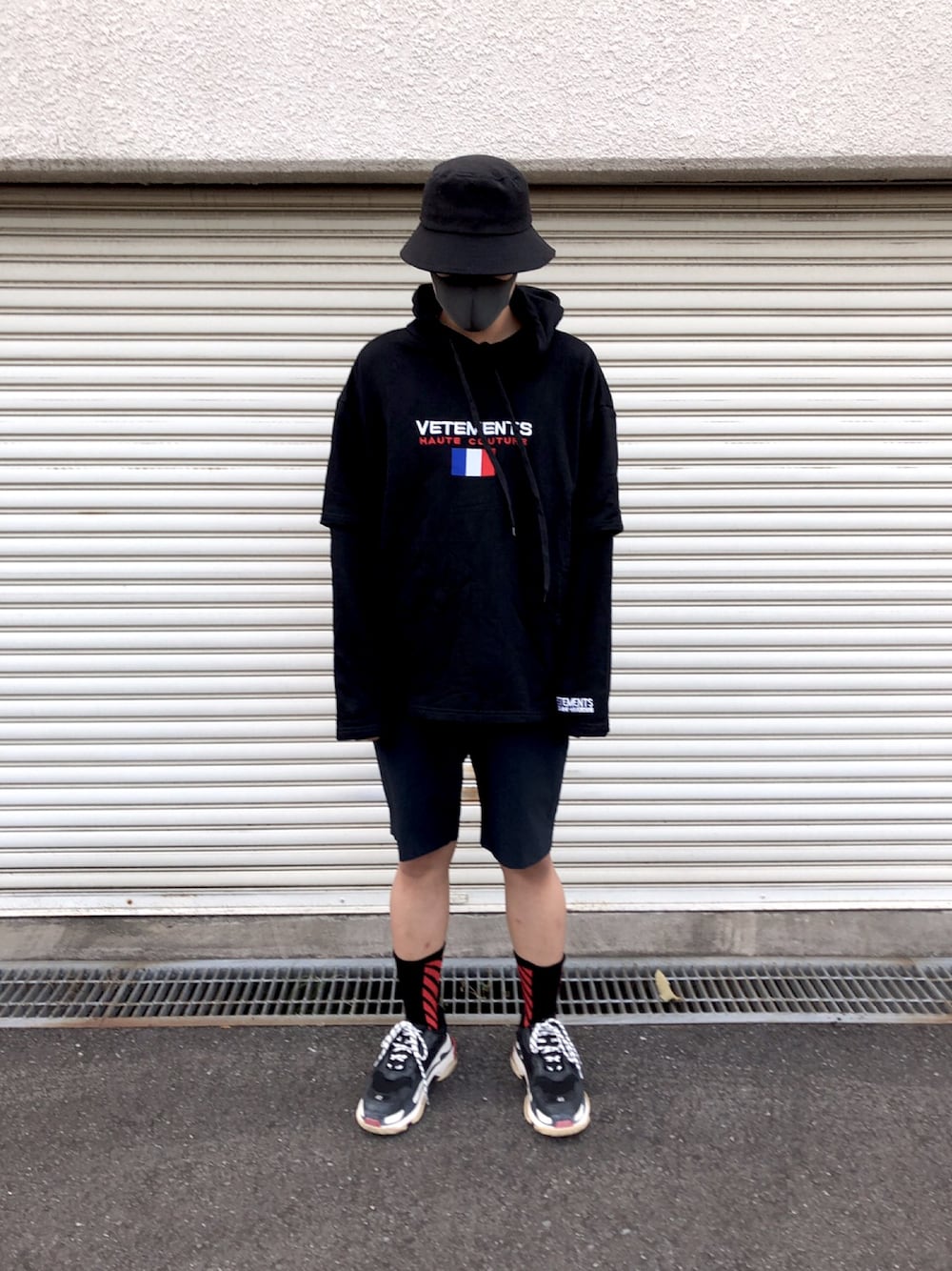 「VETEMENTSのアイテム（パーカー、ブラック系）」を使った、hiroyukiさん（メンズ・179cm）の夏コーディネートの1枚目の写真