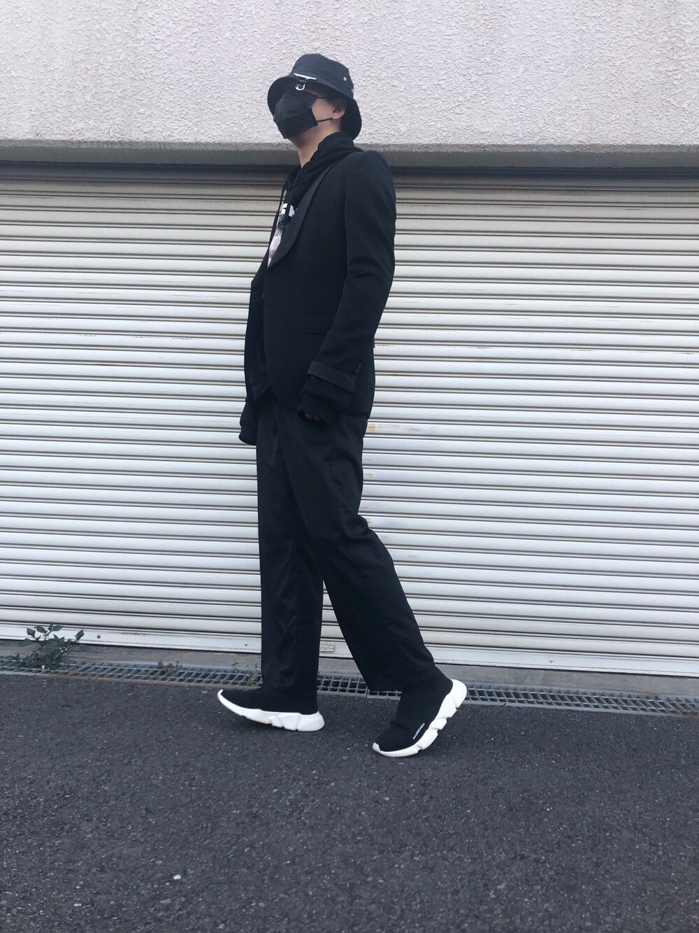 「お洒落さんとつながりたい、シンプル、ootd、オトナカジュアル、スニーカー、ブラック、韓国ファッション、GD、gdragon」｜「JOHN LAWRENCE SULLIVANのアイテム（スラックス、ブラック系）」を使った、hiroyukiさん（メンズ・179cm）の春コーディネートの1枚目の写真