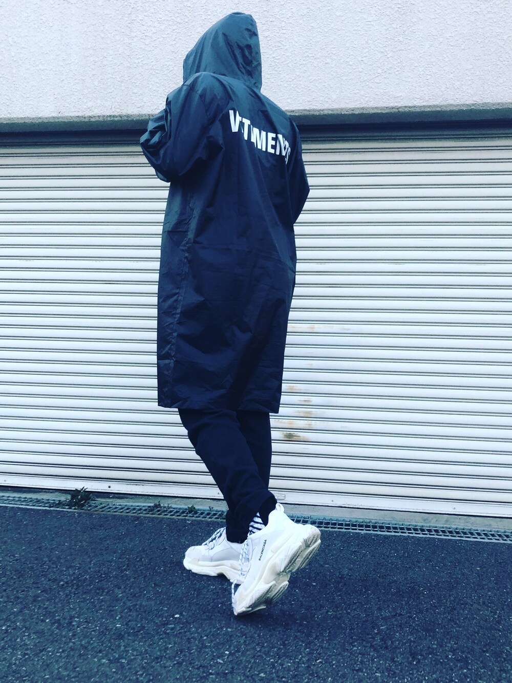 「休日スタイル、スニーカーコーデ、オーバーサイズ、古着、ラフ、ブラック、プチプラ、ホワイト」｜「BALENCIAGAのBALENCIAGA Triple S trainers（スニーカー、ホワイト系）」を使った、hiroyukiさん（メンズ・179cm）の春コーディネートの1枚目の写真