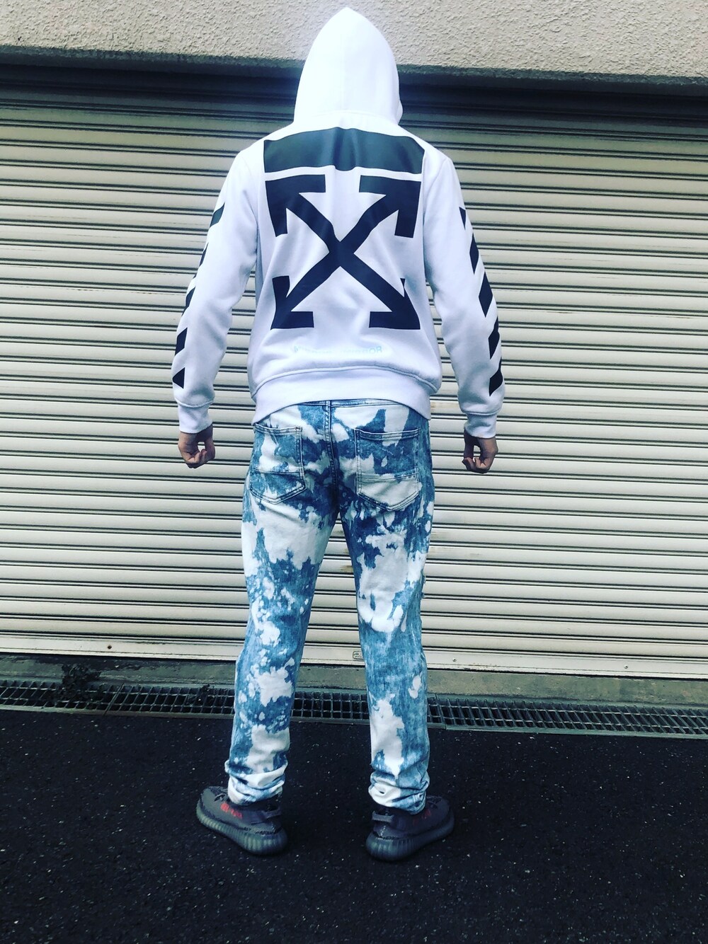 「お洒落さんとつながりたい、シンプル、大人カジュアル、ワイドパンツ、ストリート」｜「off whiteのアイテム（パーカー、ホワイト系）」を使った、hiroyukiさん（メンズ・179cm）の春コーディネートの1枚目の写真