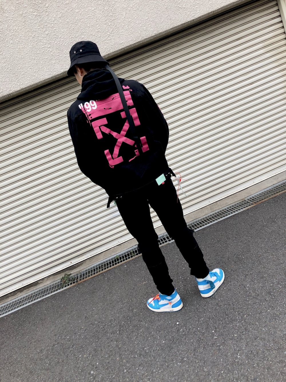 「カジュアル、大人カジュアル、スニーカー、シンプル、プチプラ、デニム、ストリート」｜「off whiteのアイテム（デニムジャケット、ブラック系）」を使った、hiroyukiさん（メンズ・179cm）の春コーディネートの1枚目の写真