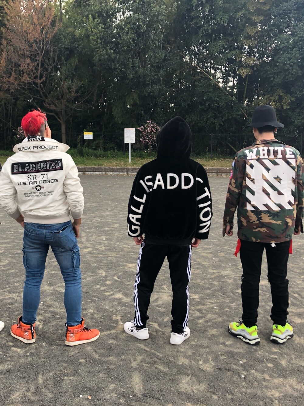 「BALENCIAGA、OFF-WHITE、AVIREX、adidas、VANS、GALLISADDICTION、street」｜「GALLIS ADDICTIONのGAフードファーブルゾン（ブルゾン、ブラック系）」を使った、hiroyukiさん（メンズ・179cm）の春コーディネートの1枚目の写真
