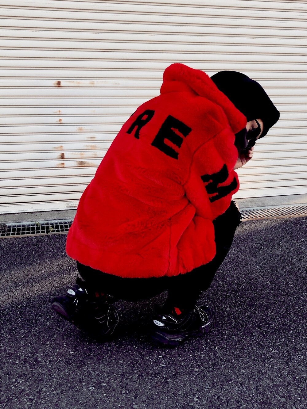 「お洒落さんとつながりたい、supreme、BALENCIAGA、スニーカーコーデ、ストリート」｜「Supreme のアイテム（ジャケット/アウター、レッド系）」を使った、hiroyukiさん（メンズ・179cm）の春コーディネートの1枚目の写真