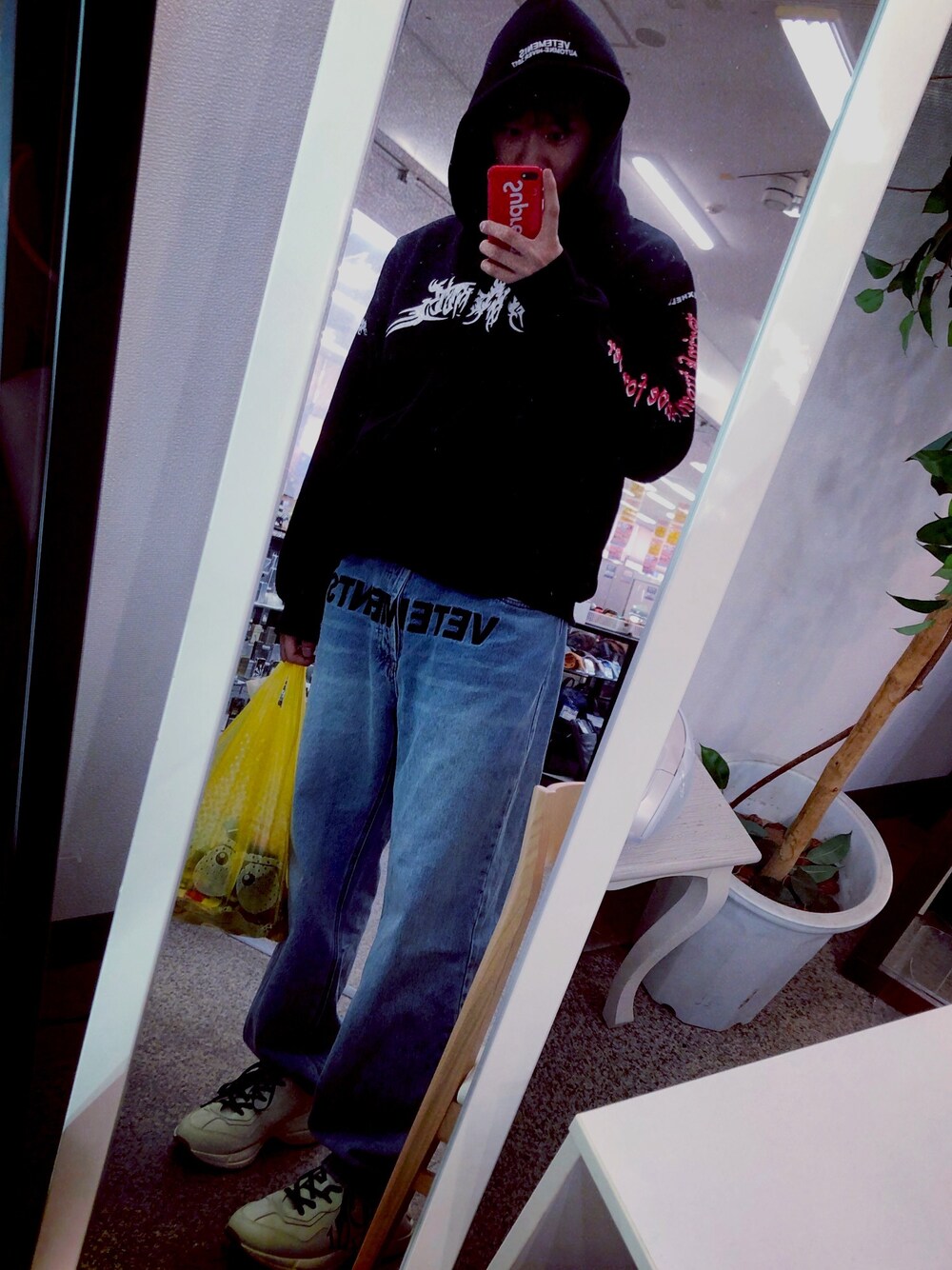 「春、vetements、GUCCI、ゆるコーデ、大人カジュアル、お洒落さんとつながりたい、ストリート」｜「VETEMENTSのアイテム（パーカー、ブラック系）」を使った、hiroyukiさん（メンズ・179cm）の春コーディネートの1枚目の写真