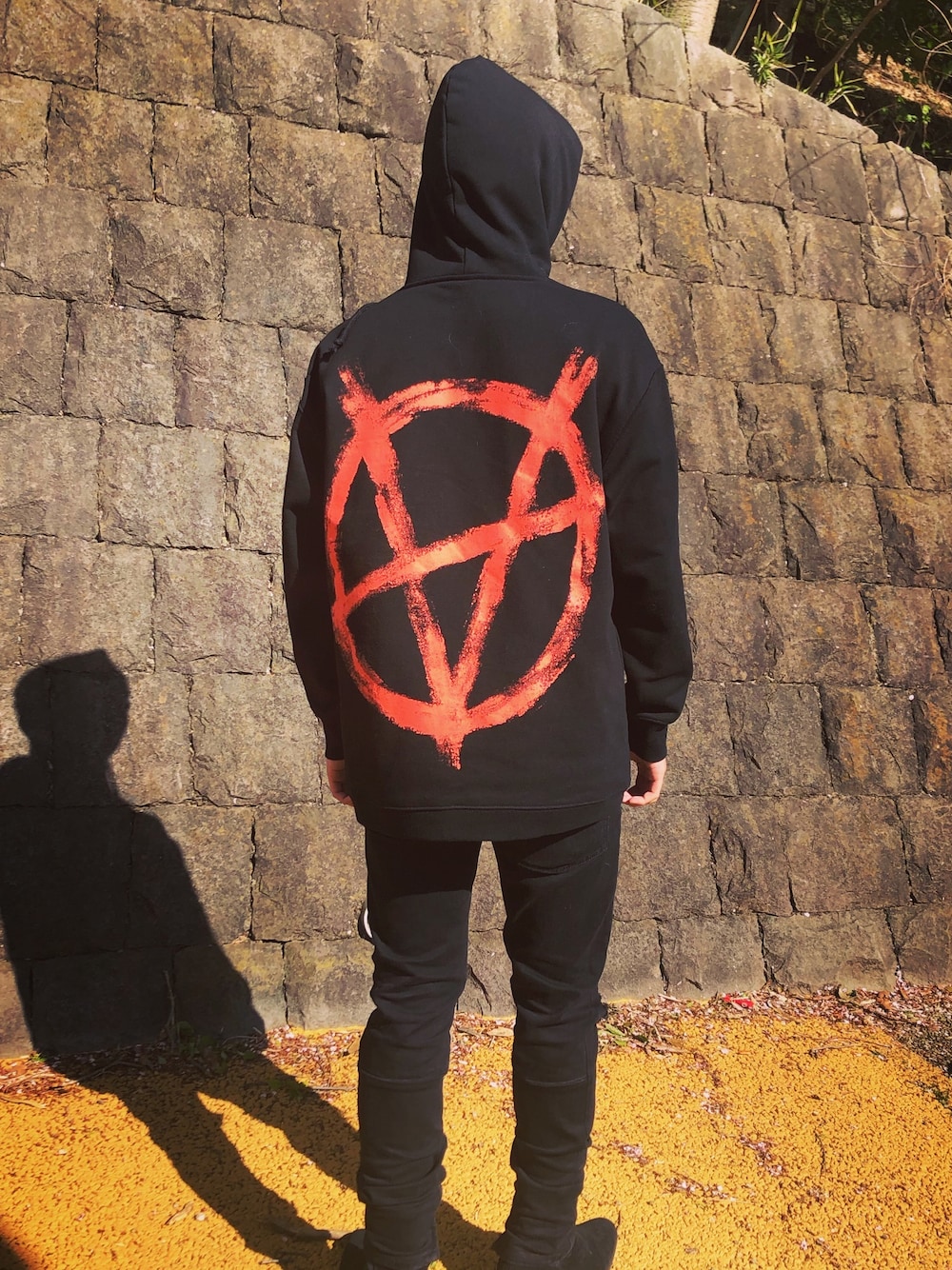 「お洒落さんとつながりたい、春コーデ、大人カジュアル、カジュアル、vetements、ストリート」｜「VETEMENTSのアイテム（パーカー、ブラック系）」を使った、hiroyukiさん（メンズ・179cm）の春コーディネートの1枚目の写真