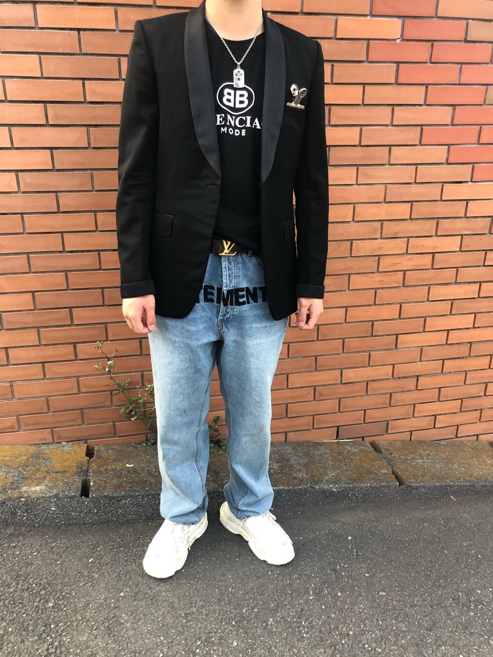「お洒落さんとつながりたい、休日スタイル、ゆるコーデ、いいね、save、フォローお願いします🤑、きれいめカジュアル、ワイドパンツ、オーバーサイズ」｜「VETEMENTSのVETEMENTS x LEVI'S Jeans（デニムパンツ、ブルー系）」を使った、hiroyukiさん（メンズ・179cm）の春コーディネートの1枚目の写真