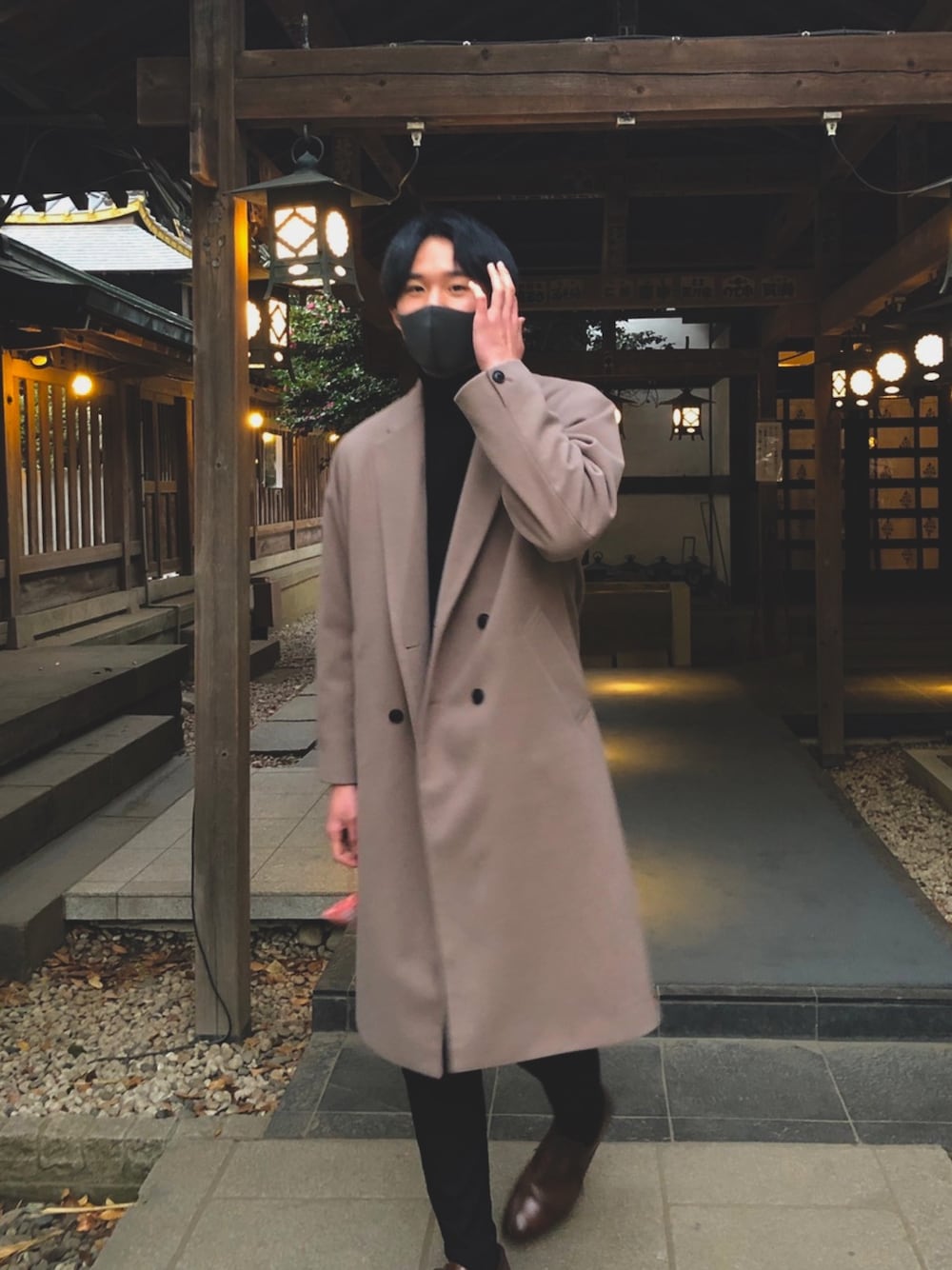 「秋冬コーデ、私の推しブランド、川越氷川神社、おしゃれさんと繋がりたい、シンプルコーデ、革靴」｜「JUNREDの【コスパ最強・高見えアウター】Wチェスターリラックスコート（チェスターコート、ベージュ系）」を使った、りりりさん（メンズ・188cm）の冬コーディネートの1枚目の写真