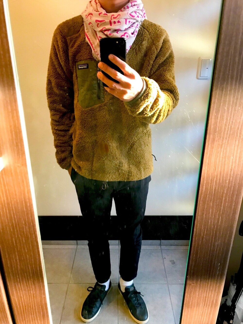 「今日のコーデ、寒くなってきた、パタゴニア、ロスガトスクルー、マークバイマークジェイコブス、Dickies、ROSTER SOX、adidas、おっさん、ワンランク上のカジュアルおっさん」｜「Marc by Marc Jacobsのアイテム（ストール/ショール、グレー系）」を使った、いんてるさん（メンズ・176cm）の秋コーディネートの1枚目の写真