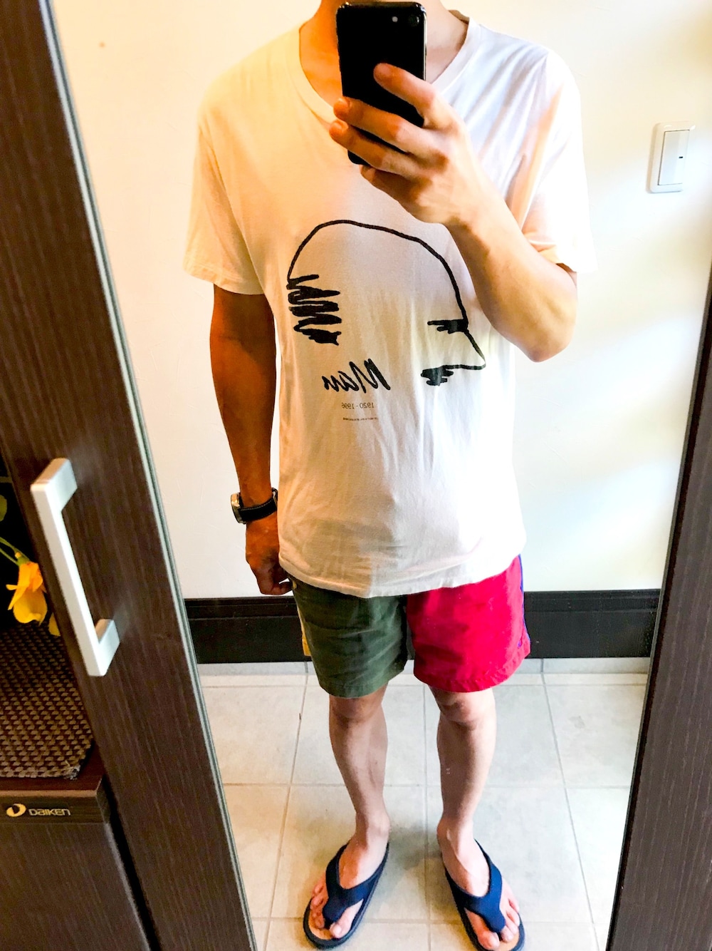 「今日のコーデ、顔は隠すスタイル、N.HOOLYWOOD、よれよれ、Polo Ralph Lauren、クレイジーパターン、JOJO、サンダル、おっさん、ワンランク上のカジュアルおっさん」｜「N.HOOLYWOODのアイテム（Tシャツ/カットソー、ホワイト系）」を使った、いんてるさん（メンズ・176cm）の秋コーディネートの1枚目の写真