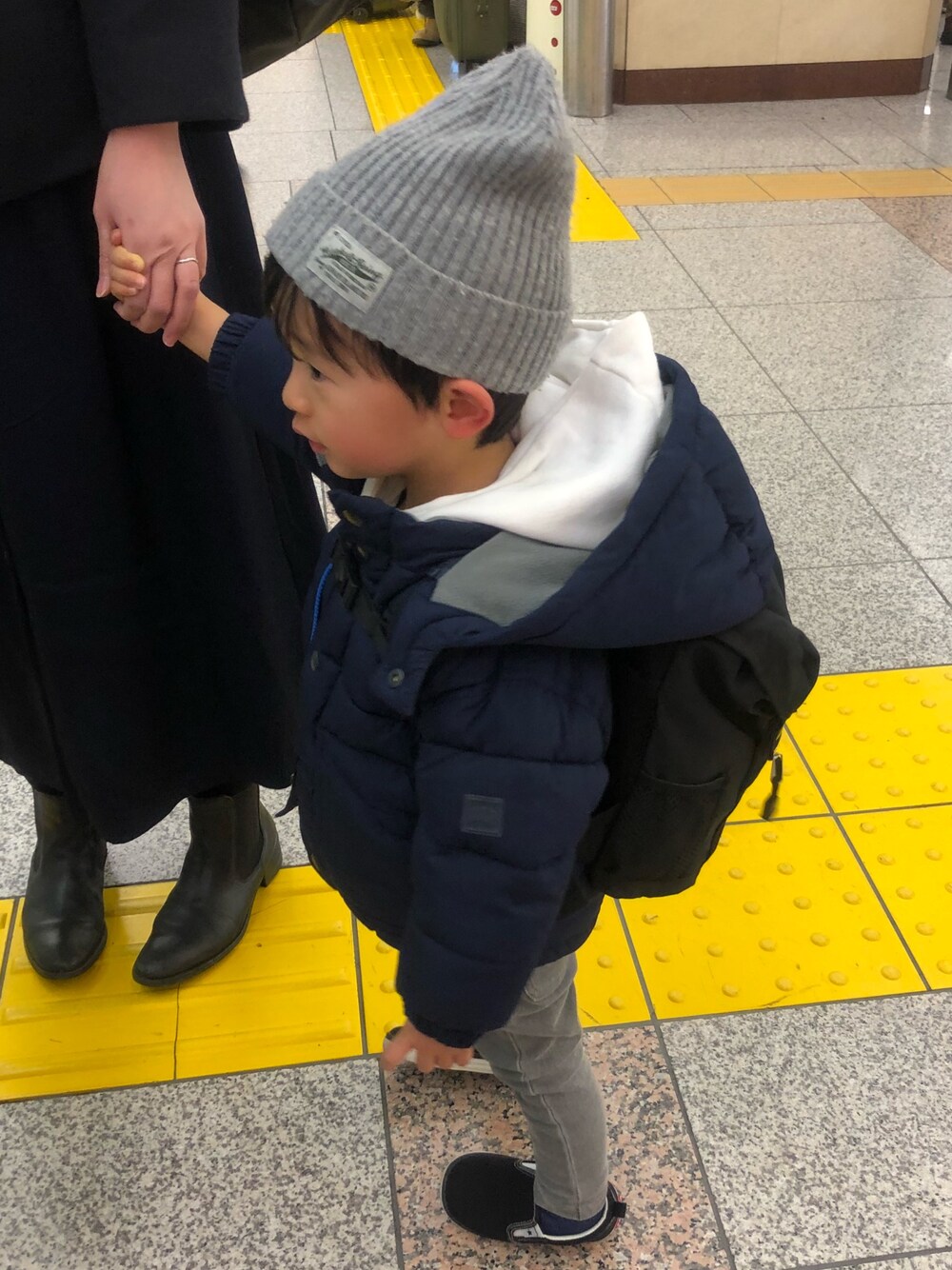「キッズファッション、プチプラ、男の子コーデ、カジュアルコーデ、スニーカー、黒スキニー、ダウンジャケット、2歳、おとこのこ、スキニーデニム」｜「petit mainのベーシックリュックサック（バックパック/リュック、ブラック系）」を使った、HaruYuiさん（キッズ・90cm）の冬コーディネートの1枚目の写真