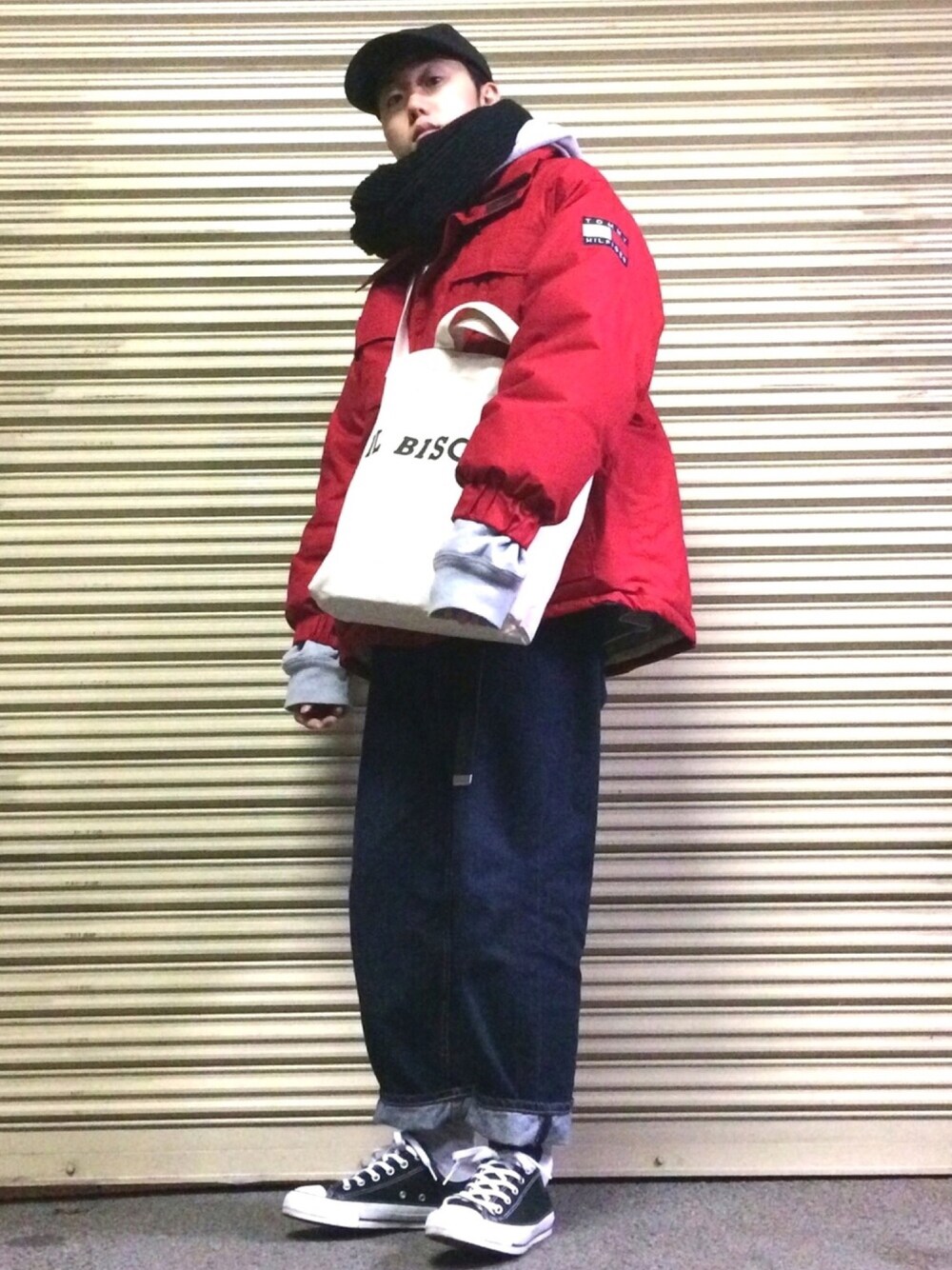 レッド系のダウンジャケット/コート、ブルー系のデニムパンツ、ブラック系のスニーカーを着用したメンズの冬コーディネートの1枚目の写真