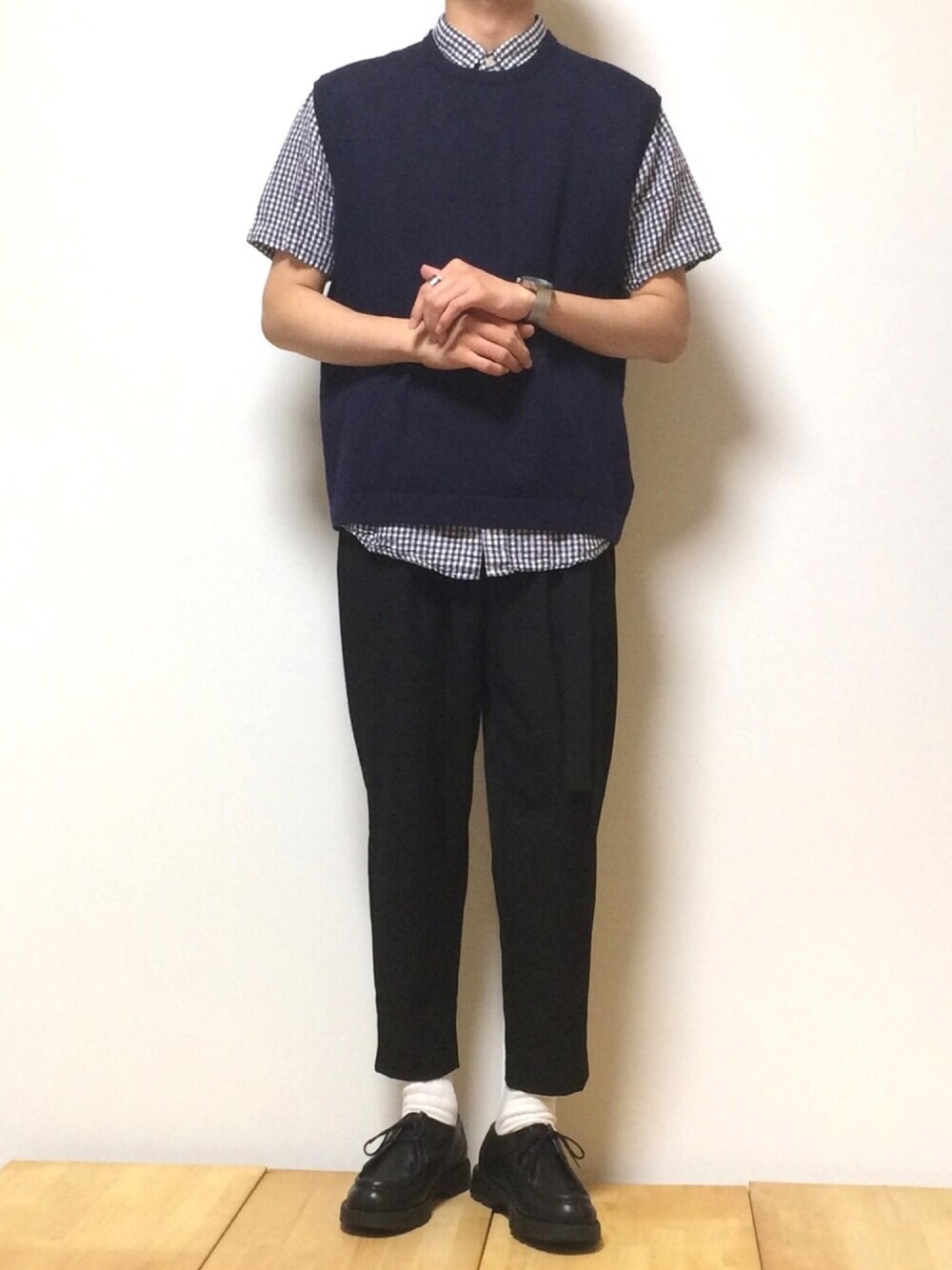 ブルー系のベスト、ブラック系のその他パンツ、ブラック系のその他シューズを着用したメンズの春コーディネートの1枚目の写真