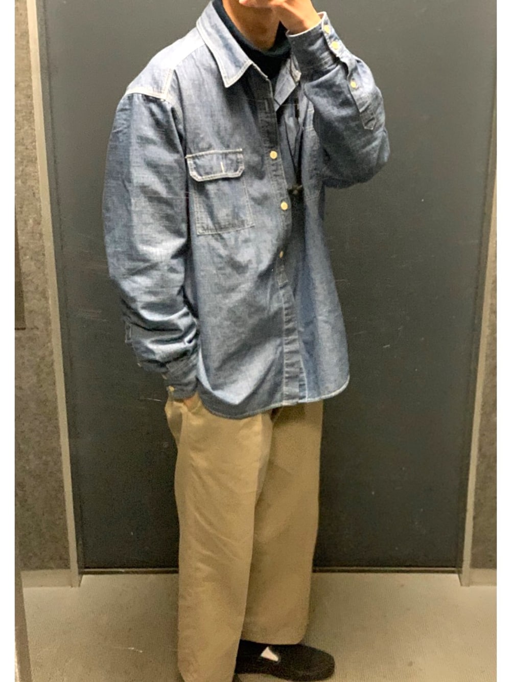 「エディーバウアー、古着、ブルックスブラザーズ、チノパン、journal standard、converse、TENBOX、10匣、デニムシャツ、タートルネック」｜「Eddie Bauerのアイテム（シャツ/ブラウス、ブルー系）」を使った、DAISUKE SAKUMAさん（メンズ・173cm）の冬コーディネートの1枚目の写真