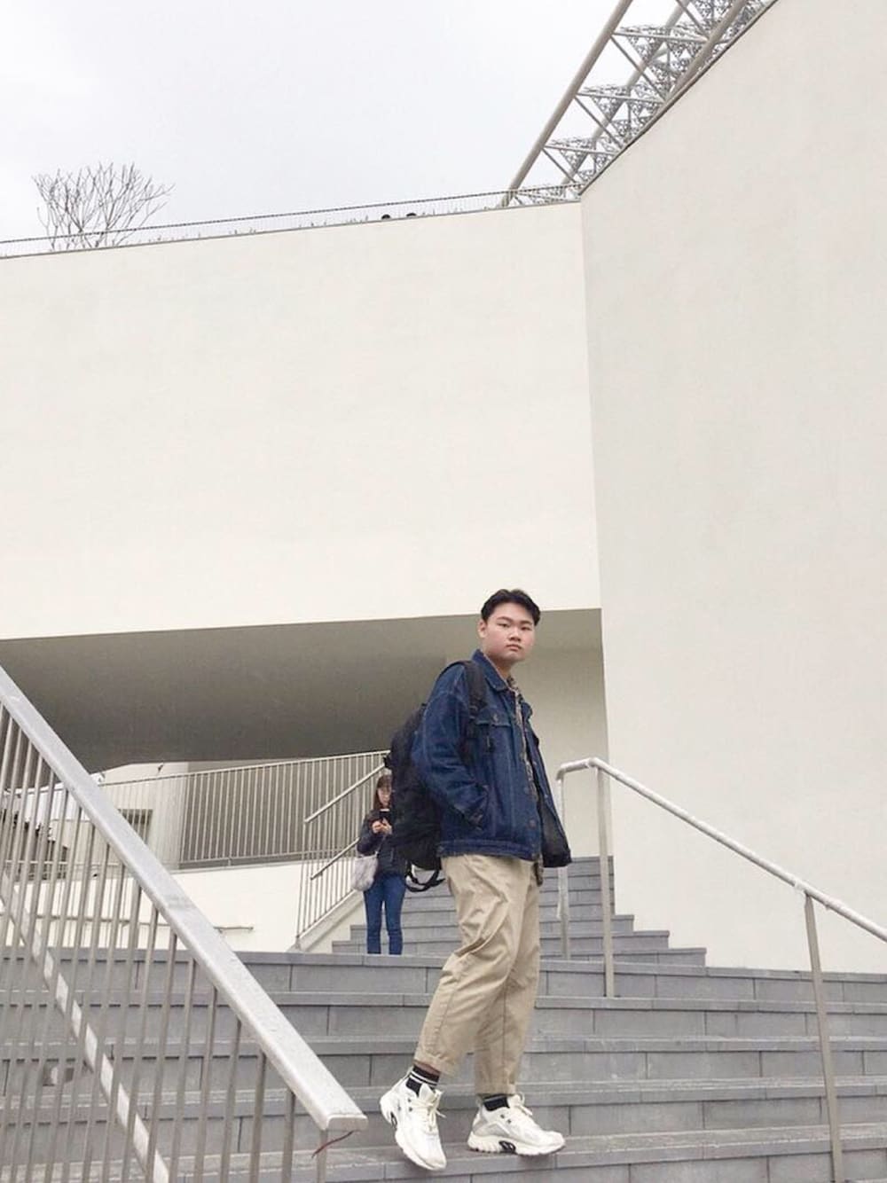 「美術館、daily look、GU」｜「5のアイテム（デニムジャケット、ブルー系）」を使った、林君庭さん（メンズ・170cm）の春コーディネートの1枚目の写真