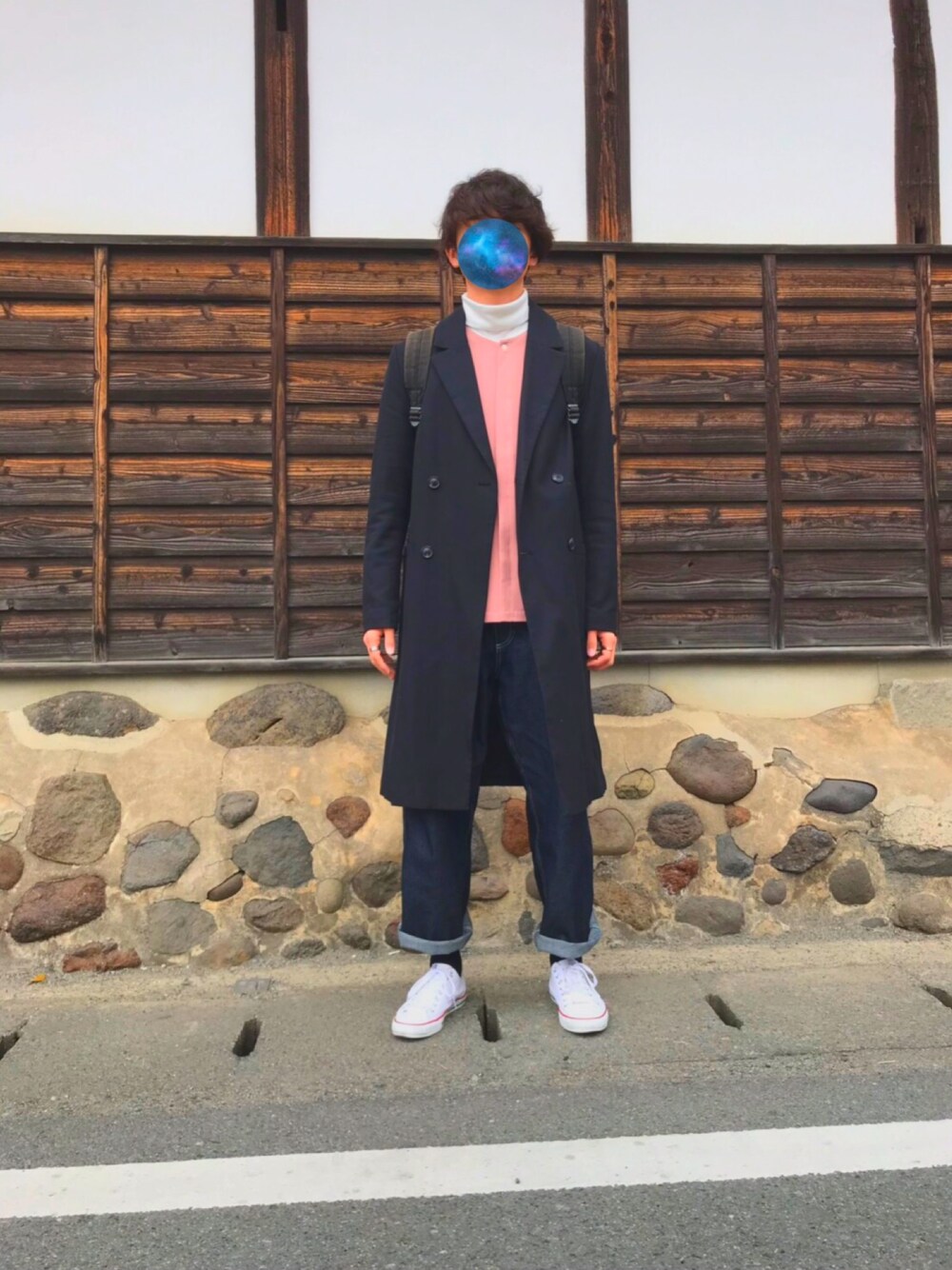 「お洒落さんとつながりたい、大学生、ロングコート、ワイドデニム、ピンク、タートルネック、キレイめ、ジュンレッド(JUNRed)、コンバース オールスター、H&M」｜「Lui'sのデニム ワイドパンツ/ビッグシルエット（デニムパンツ、ブルー系）」を使った、じょんそんさん（メンズ・182cm）の冬コーディネートの1枚目の写真