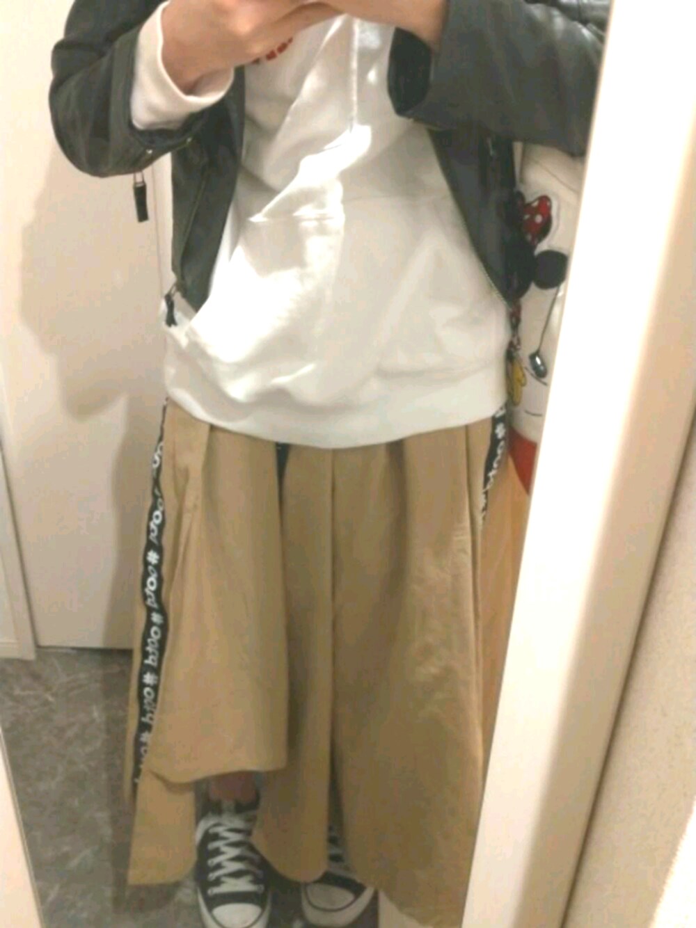 「春コーデ、春、ベージュ、ベージュスカート、白、スカート、キングリーマスク、ootd」｜「キングリーマスクのアイテム（スカート、ベージュ系）」を使った、郁さん（レディース・165cm）の春コーディネートの1枚目の写真