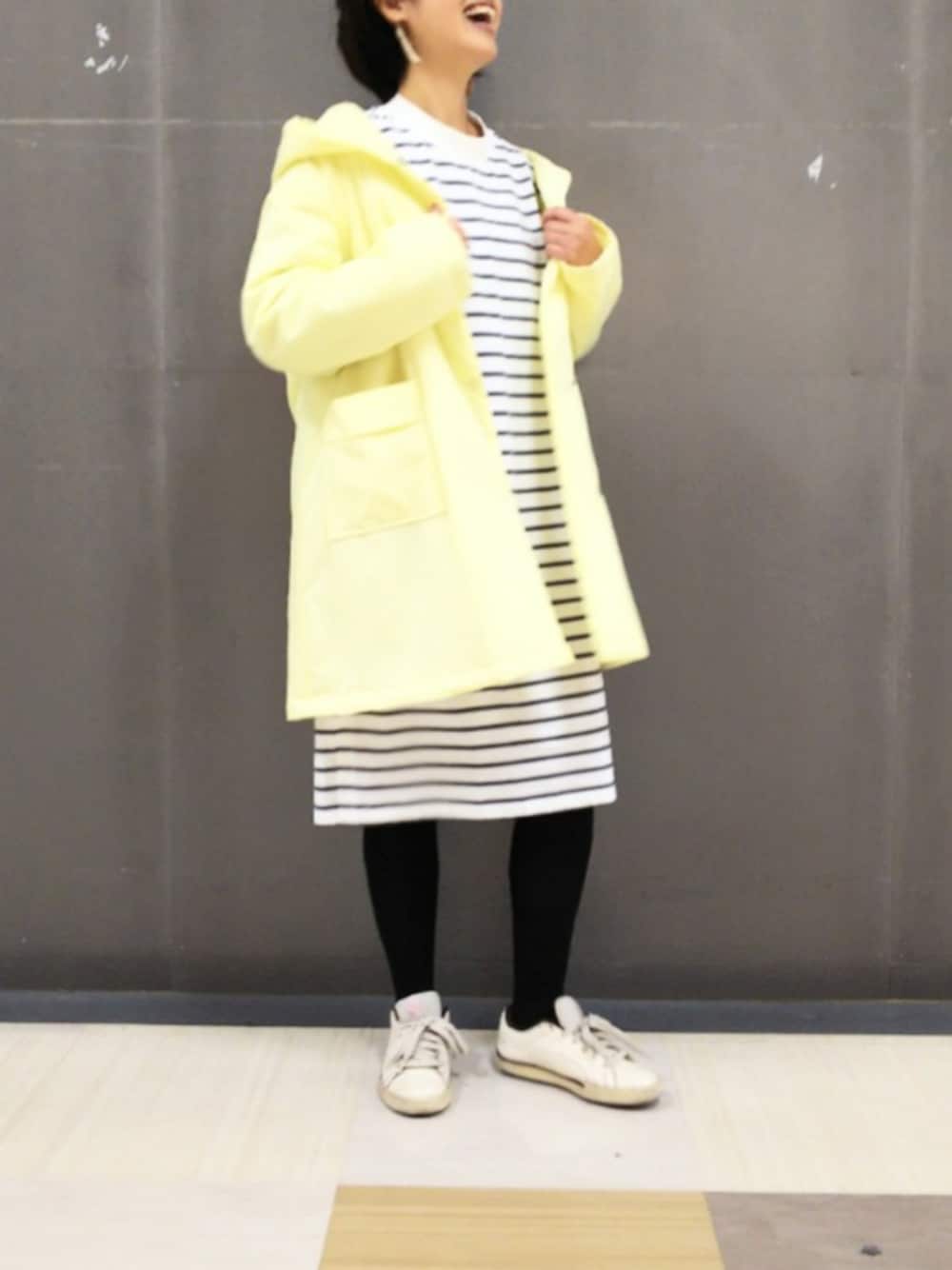 「シンプル、アウター、ワンピース×スニーカー、黄色アウター、ボーダーワンピース」｜「Green　Parksの中綿コート＊（その他アウター、イエロー系）」を使った、Li-eniさん（レディース・163cm）の冬コーディネートの1枚目の写真