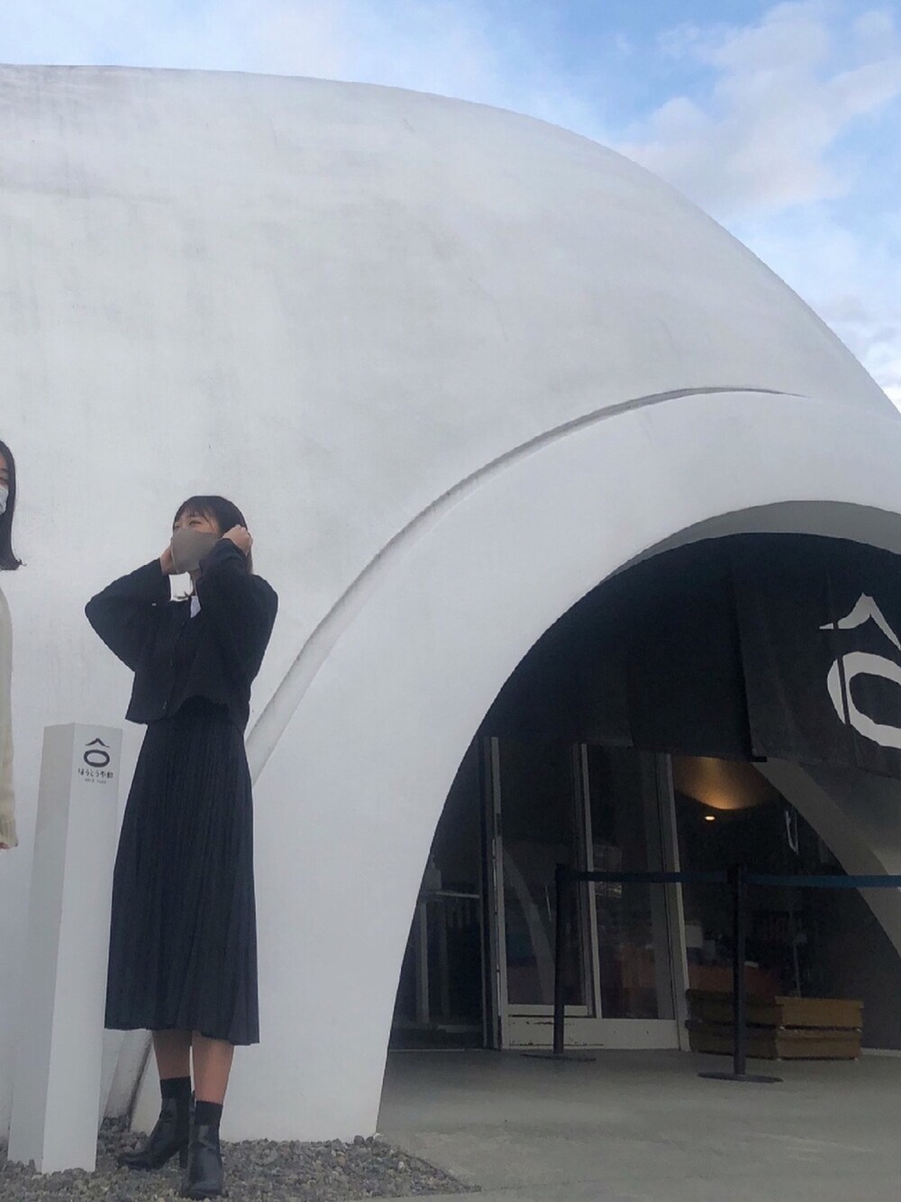 「UNIQLO、カーディガン、クロップド丈、ロングスカート、きれいめカジュアル、プチフラコーデ」｜「UNIQLOのミラノリブショートVネックカーディガン（長袖）（カーディガン/ボレロ、ブラック系）」を使った、ま。さん（レディース・162cm）の春コーディネートの1枚目の写真
