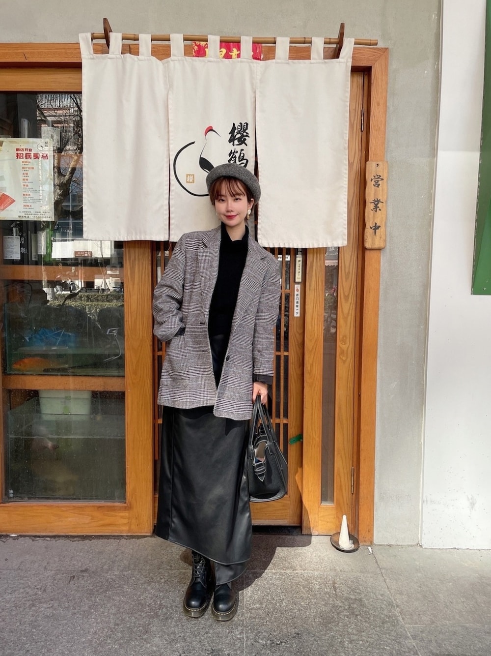 グレー系のスーツジャケットを着用したレディースの春コーディネートの1枚目の写真