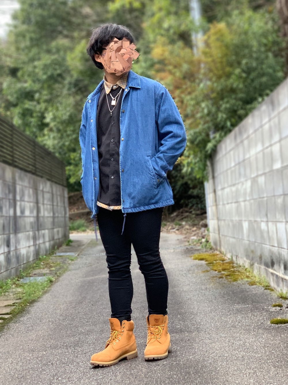 「GU、デニムジャケット、黒スキニー、Timberland、ブーツ、チェックシャツ、春」｜「LIDNMのLIDNM/リドム/isko ハイストレッチスキニー（その他パンツ、ブラック系）」を使った、ろばみみさん（メンズ・166cm）の春コーディネートの1枚目の写真