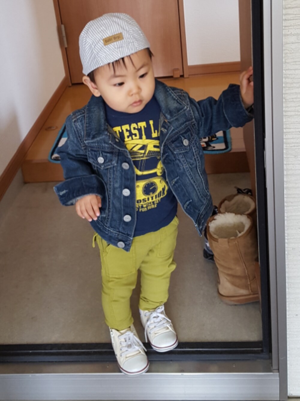 「おとこのこ、1歳5ヶ月、ハンチング、Gジャン、スキニー、コンバース」｜「H&Mのアイテム（ハンチング/ベレー帽、グレー系）」を使った、KOU🐴HAKKU🌳さん（キッズ・80cm）の春コーディネートの1枚目の写真