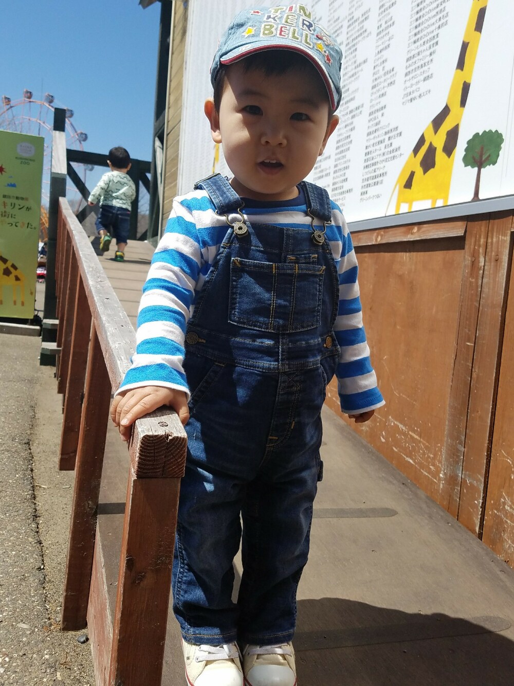 「おとこのこ、1歳5ヶ月、動物園、断乳、オーバーオール、コンバース、キャップ」｜「ティンカーベルのアイテム（キャップ、ブルー系）」を使った、KOU🐴HAKKU🌳さん（キッズ・80cm）の春コーディネートの1枚目の写真