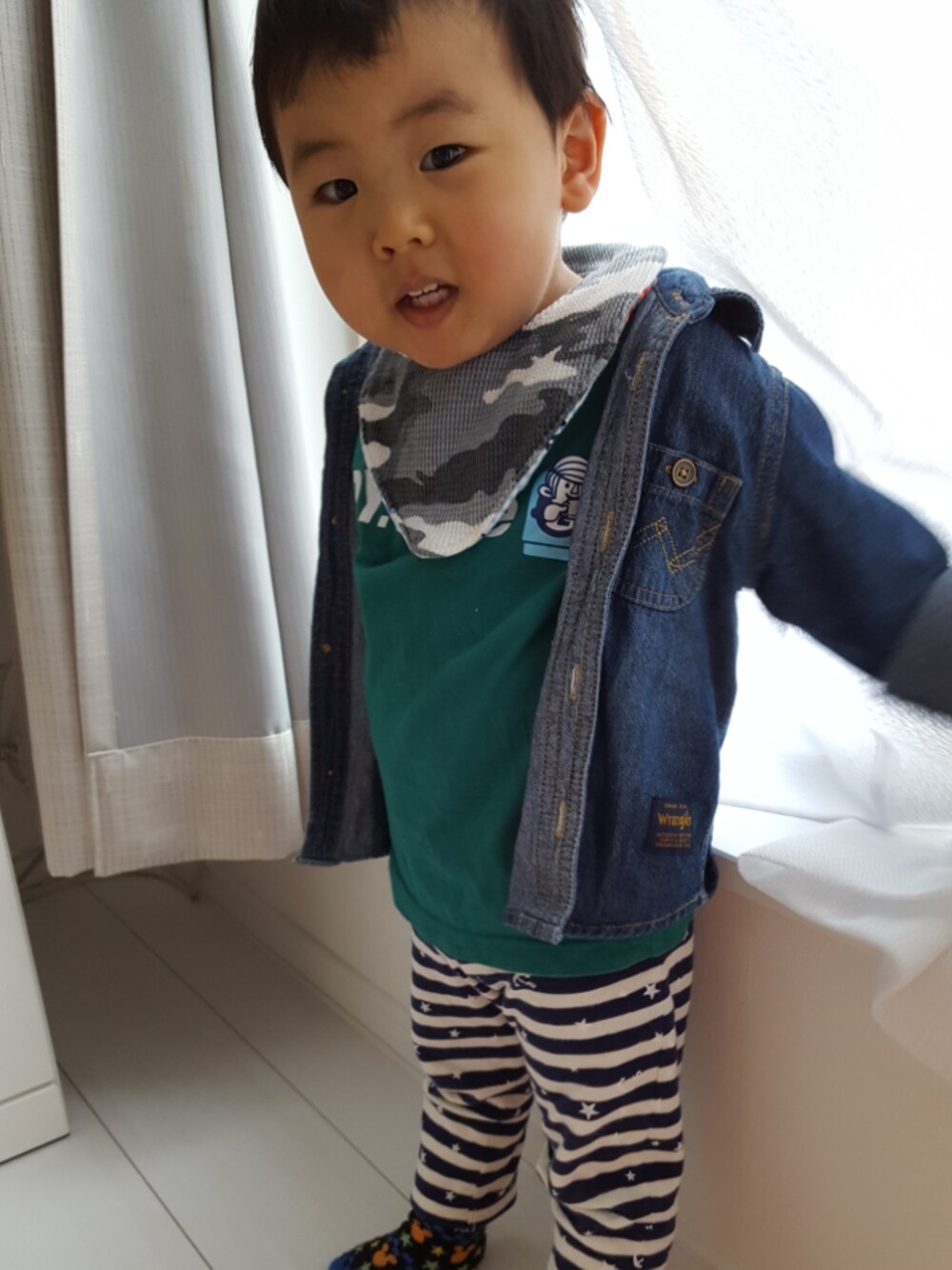 グリーン系のTシャツ/カットソー、ブルー系のシャツ/ブラウス、ブルー系のその他パンツを着用したキッズの夏コーディネートの1枚目の写真