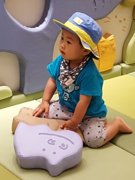 「アイテム（スタイ/よだれかけ、グレー系）」を使った、KOU🐴HAKKU🌳さん（キッズ・80cm）の夏コーディネート